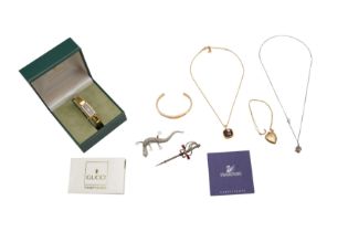 A MIXED GROUP OF JEWELLERY ITEMS