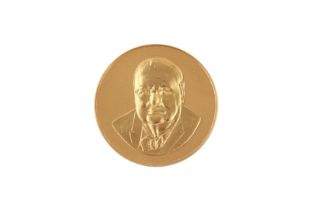 A CASED 22CT SIR WINSTON CHURCHILL COMMEMORATIVE MEDAL