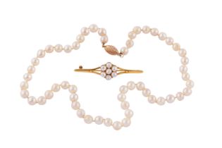 A PEARL NECKLACE TOGETHER WITH A PEARL BROOCH