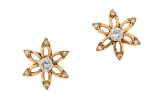 A PAIR OF DIAMOND FLOWER STUD EARRINGS