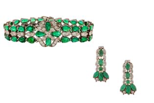 AN EMERALD AND DIAMOND BRACELET AND EARRING SUITE