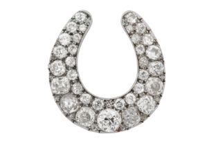 A HORSESHOE DIAMOND BROOCH