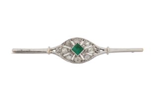 AN EMERALD AND DIAMOND BAR BROOCH