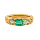 AN EMERALD AND SAPPHIRE RING