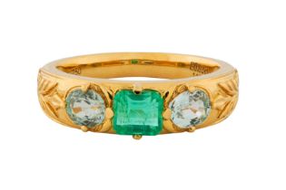 AN EMERALD AND SAPPHIRE RING