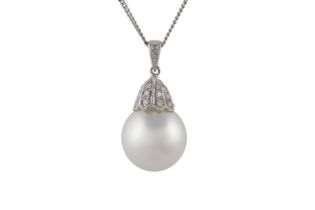 A PEARL AND DIAMOND PENDANT NECKLACE