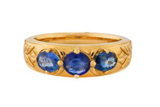 A SAPPHIRE THREE-STONE RING