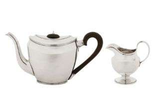 An Edwardian sterling silver teapot, London 1902 by Peter Henderson Deere