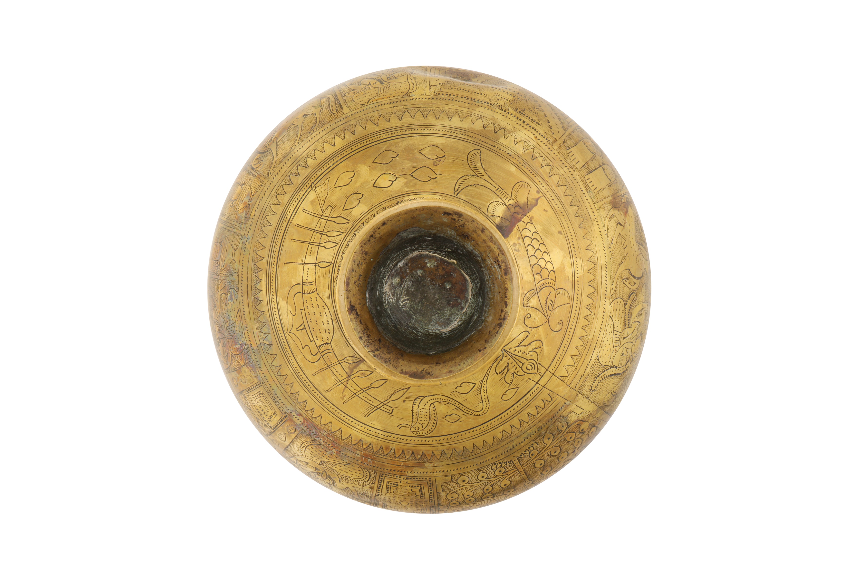 A LARGE AND FINELY ENGRAVED BRASS CHAMBU LOTA - Image 6 of 6