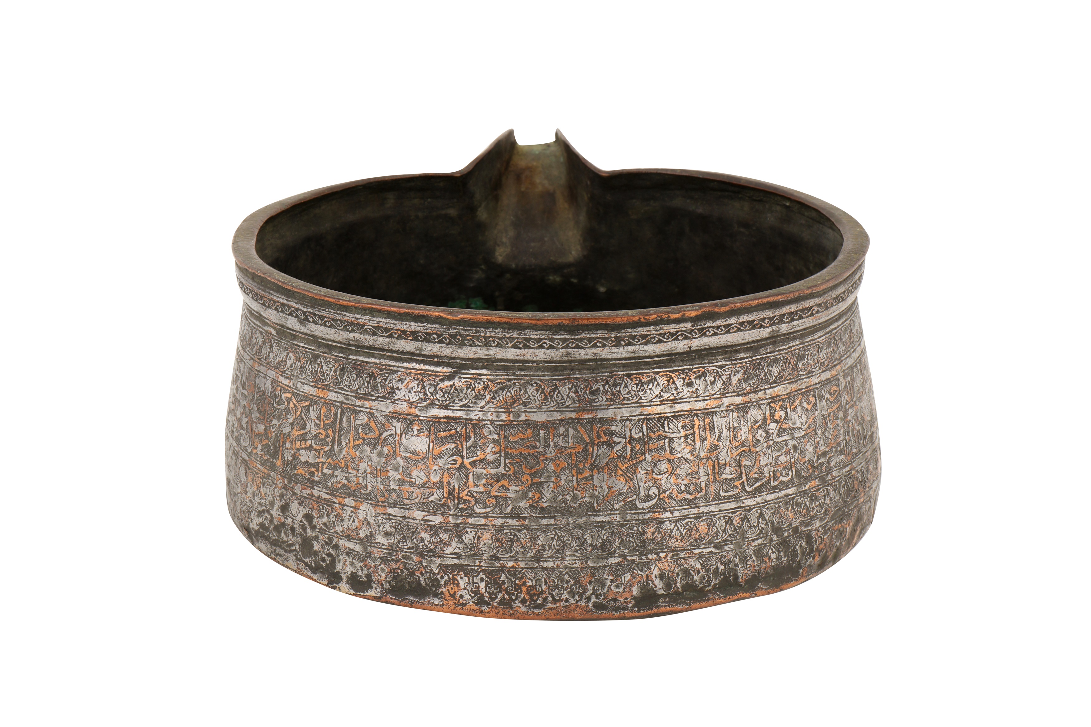A 14TH-15TH CENTURY SYRIAN MAMLUK TINNED COPPER SPOUTED BOWL - Image 4 of 5