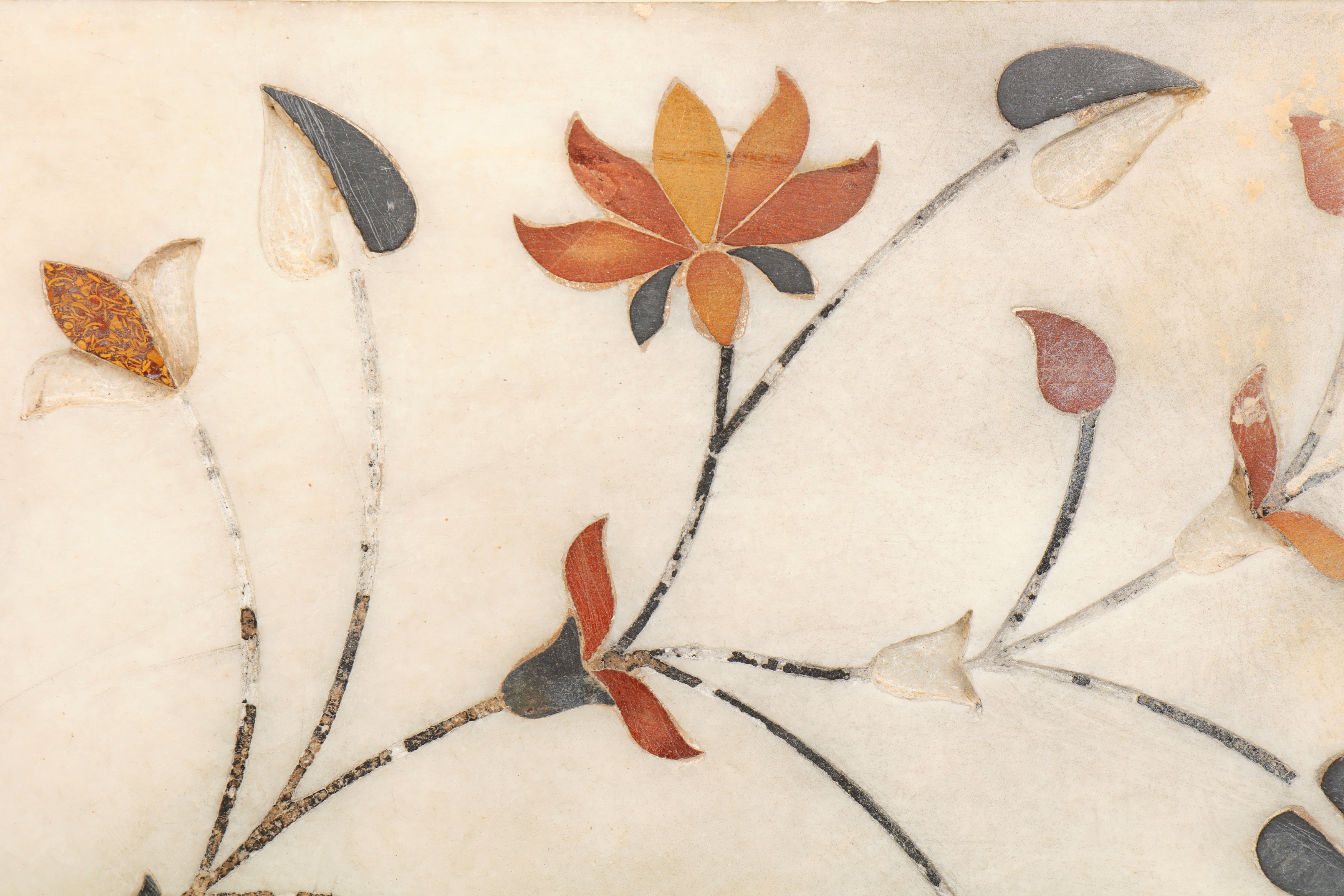 A LARGE 19TH CENTURY OR EARLIER NORTH INDIAN AGRA INLAID MARBLE PIETRA DURA ARCH PANEL - Image 3 of 5