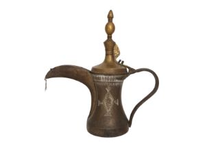A LARGE QURAYSHIA HASAWIA BRASS AND COPPER COFFEE POT (DALLAH)