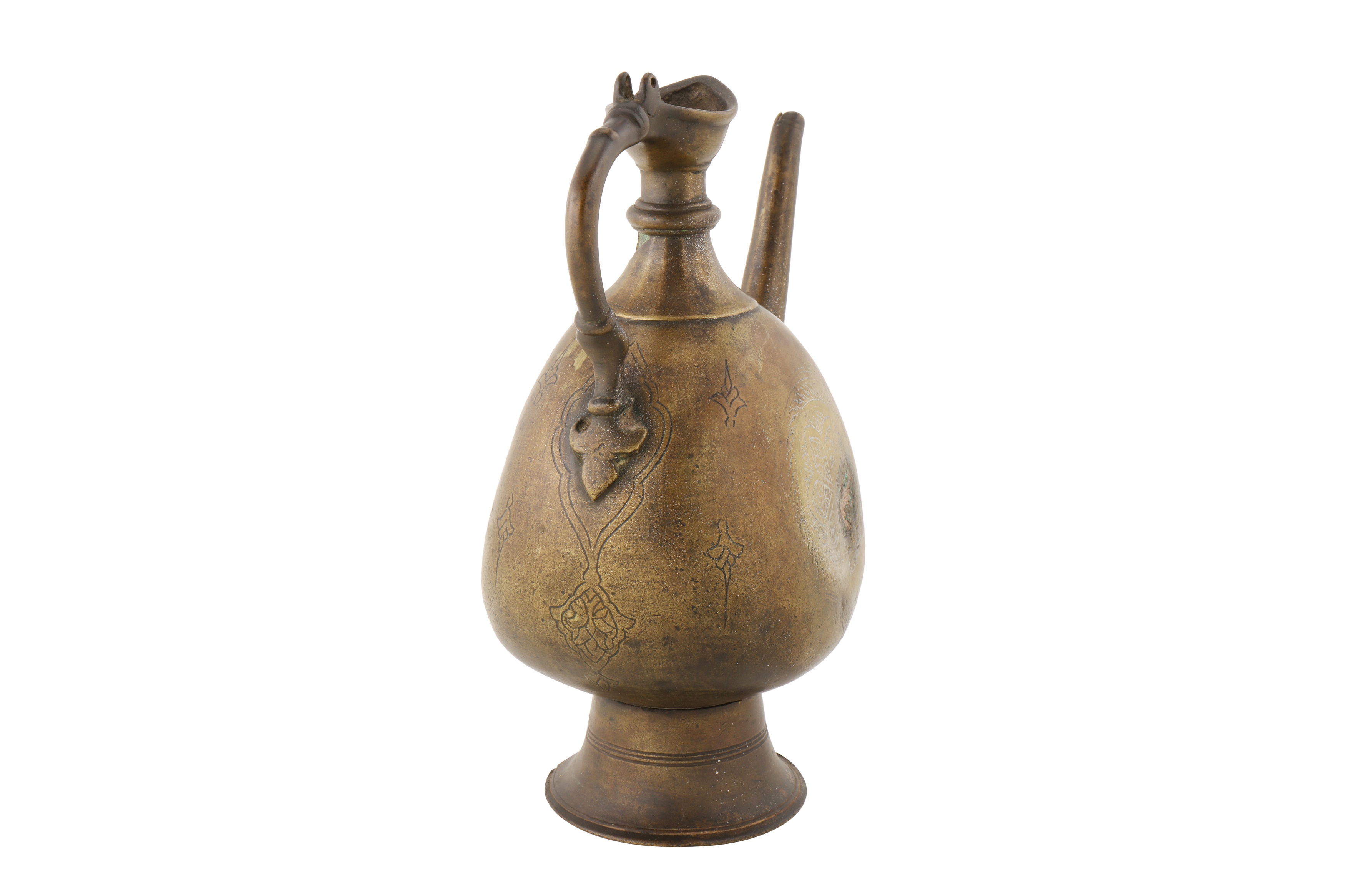 A 16TH CENTURY MUGHAL BRASS EWER WITH HANDLE - Image 3 of 3