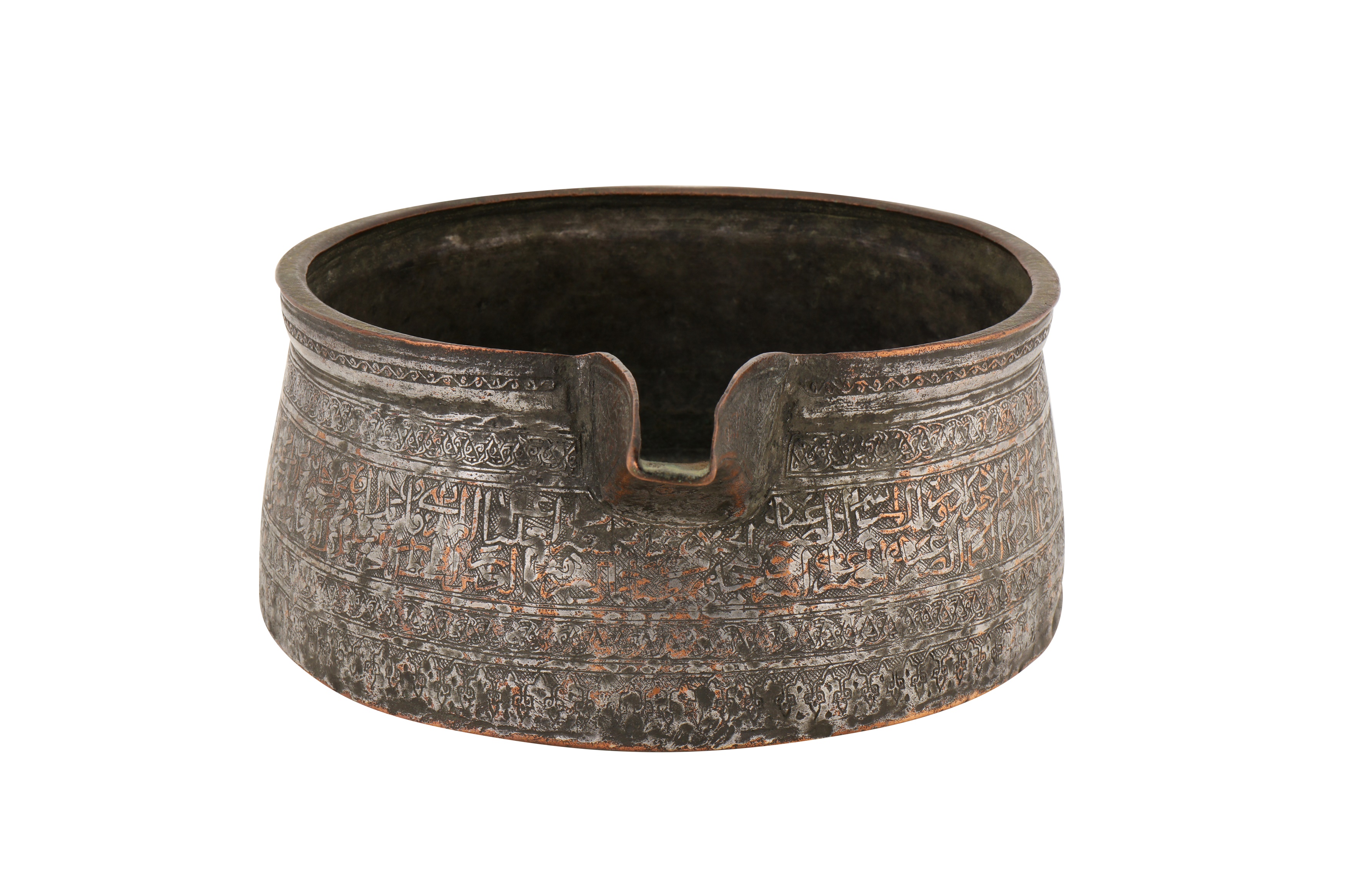 A 14TH-15TH CENTURY SYRIAN MAMLUK TINNED COPPER SPOUTED BOWL - Image 5 of 5