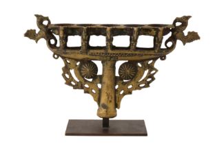 A 16TH/17TH CENTURY BRONZE SOUTH INDIAN CANDLE HOLDER