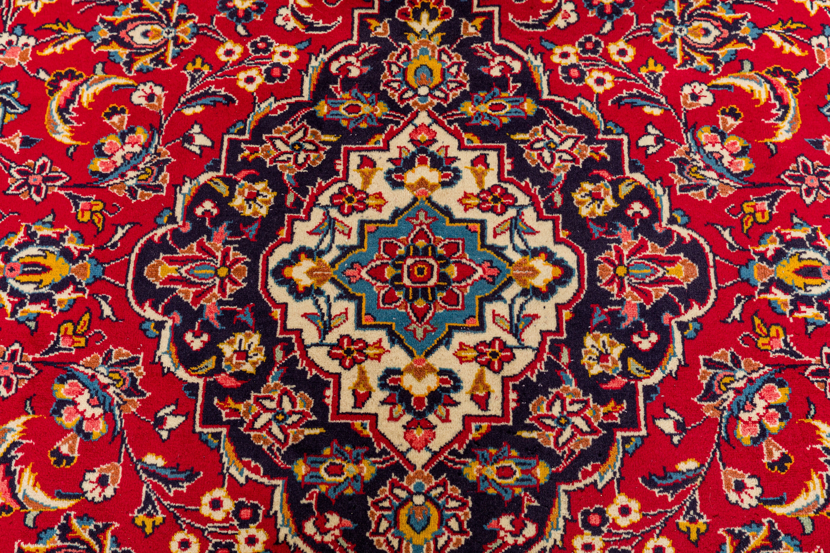 A FINE KASHAN CARPET, CENTRAL PERSIA - Image 4 of 8