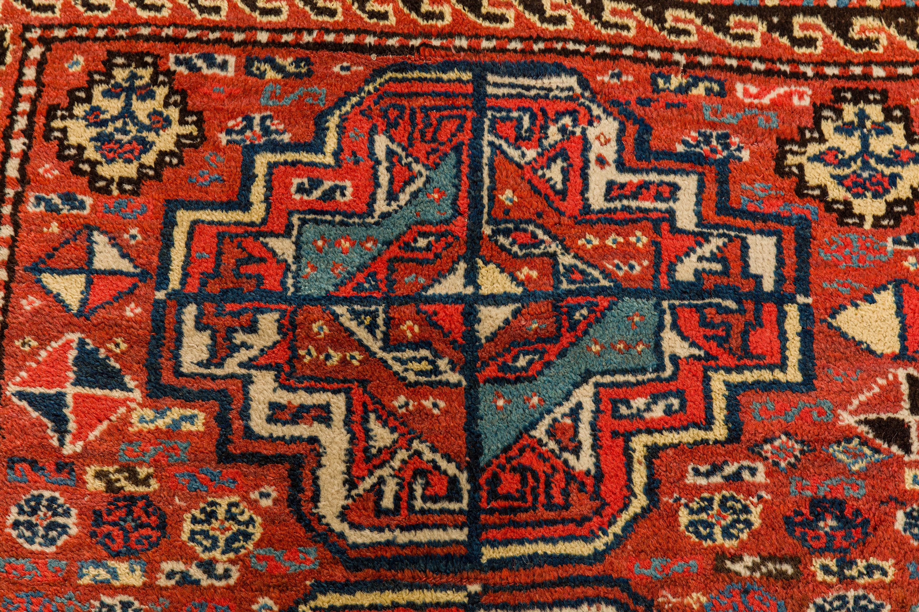 AN UNUSUAL ANTIQUE KURDISH RUG - Image 3 of 7