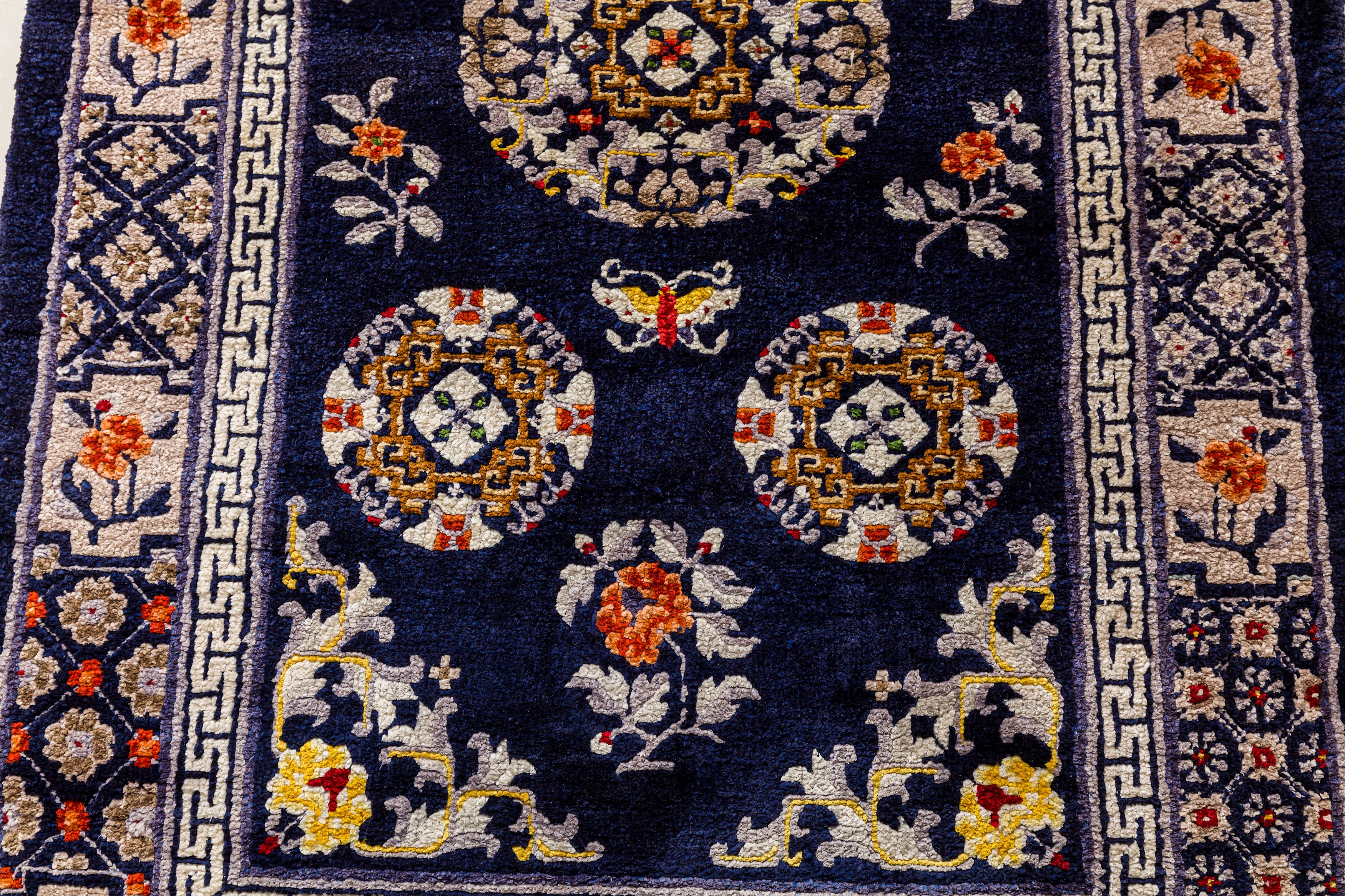 A FINE SILK CHINESE RUG - Image 5 of 8