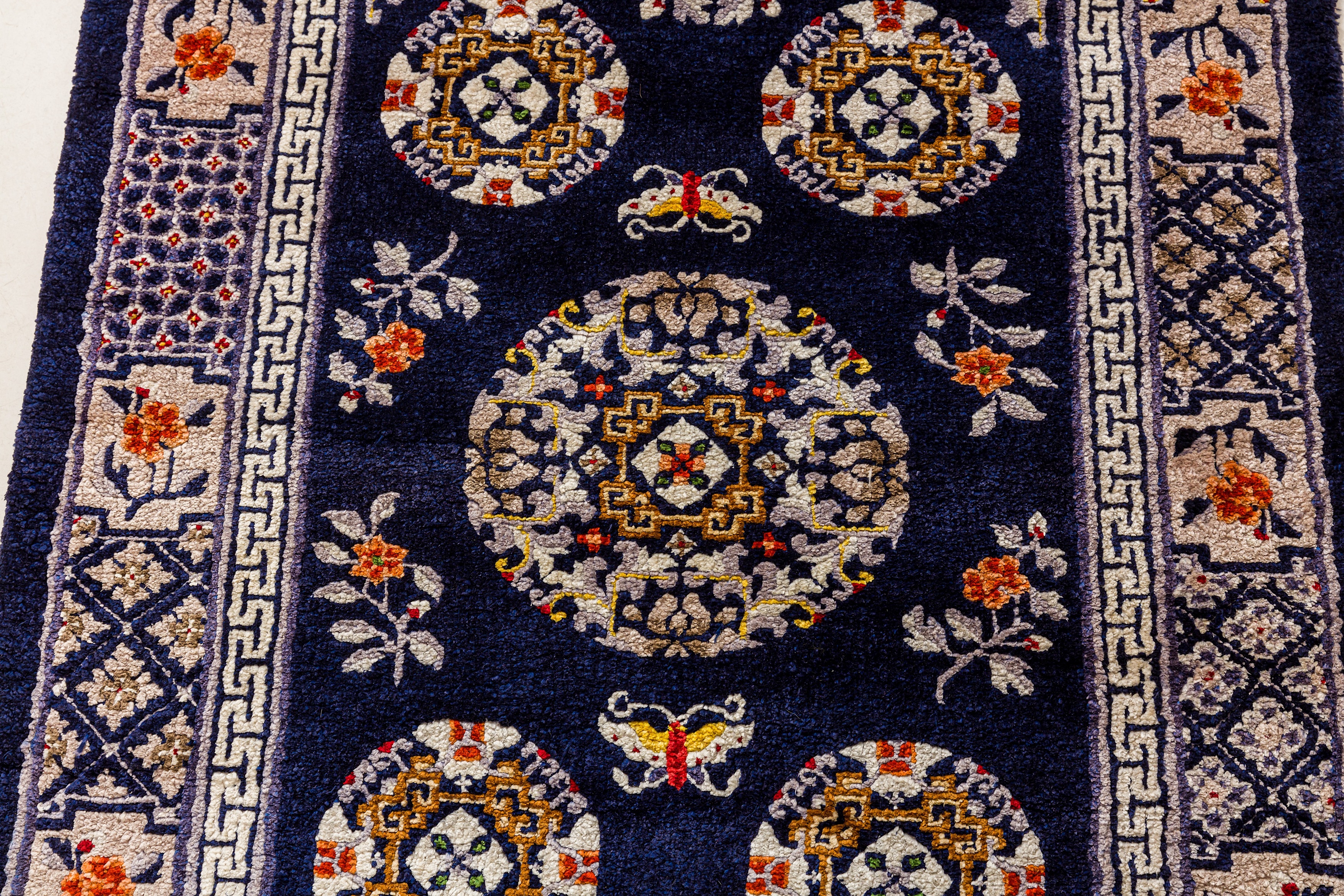 A FINE SILK CHINESE RUG - Image 4 of 8