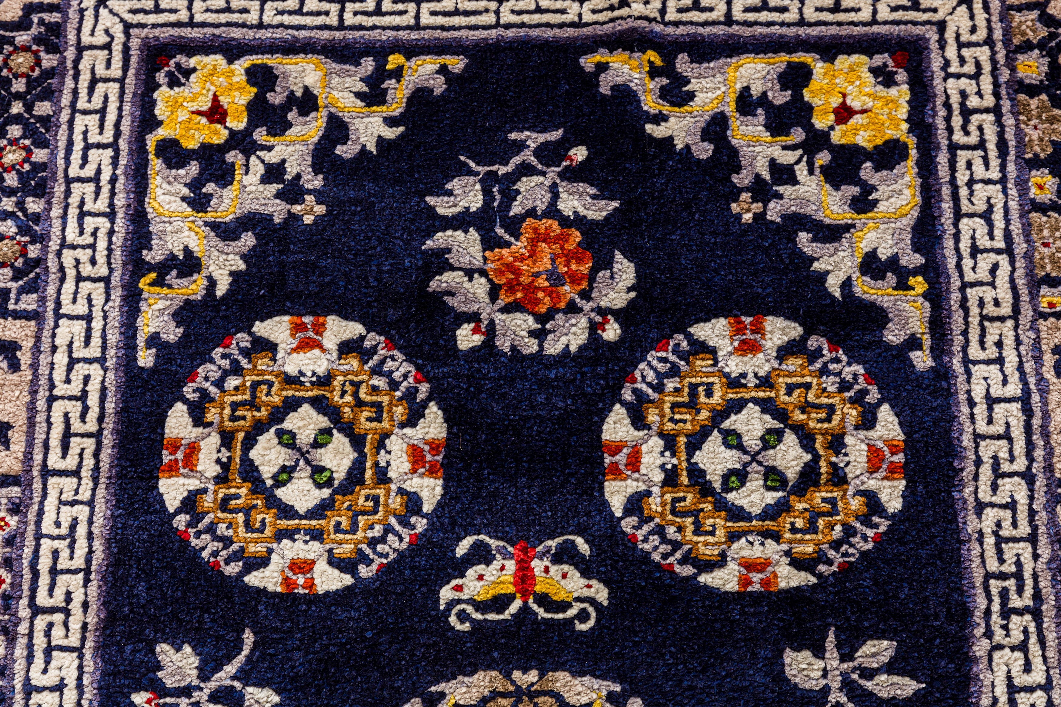 A FINE SILK CHINESE RUG - Image 3 of 8
