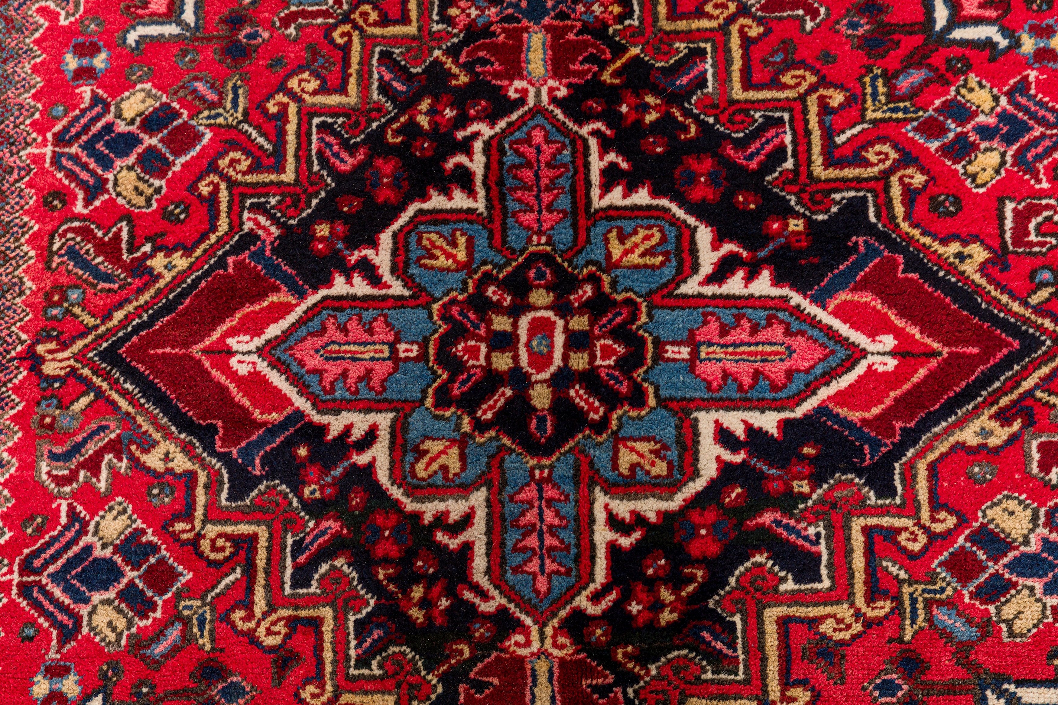 A FINE HERIZ CARPET, NORTH-WEST PERSIA - Image 4 of 8