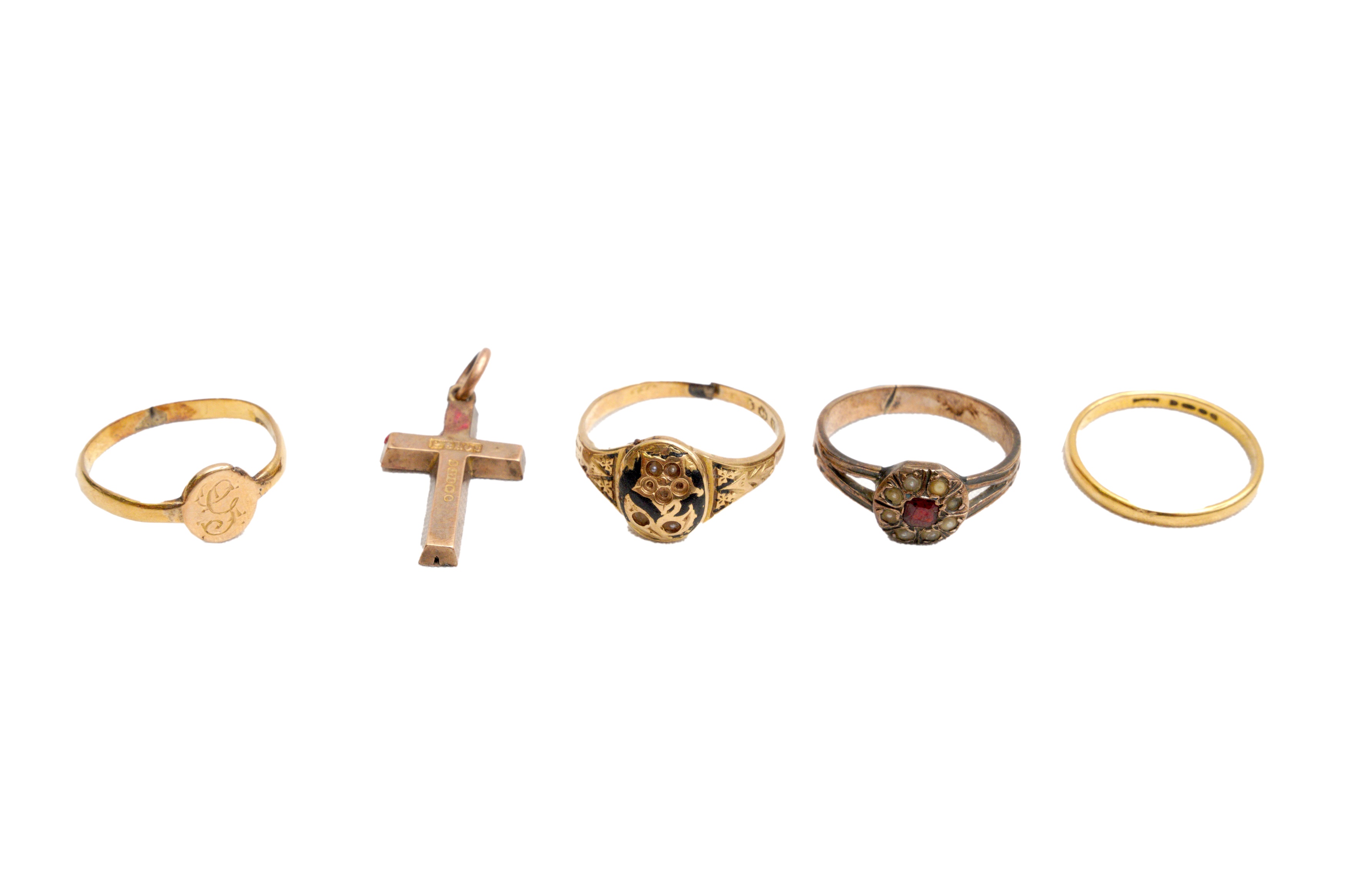 A COLLECTION OF FOUR RINGS AND A CROSS PENDANT