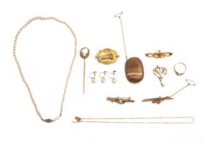 A GROUP OF JEWELLERY