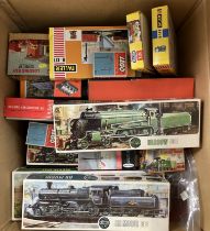 A LARGE MIXED GROUP OF ASSORTED HO AND OO GAUGE BUILDING & LOCOMOTIVE KITS & ACCESSORIES