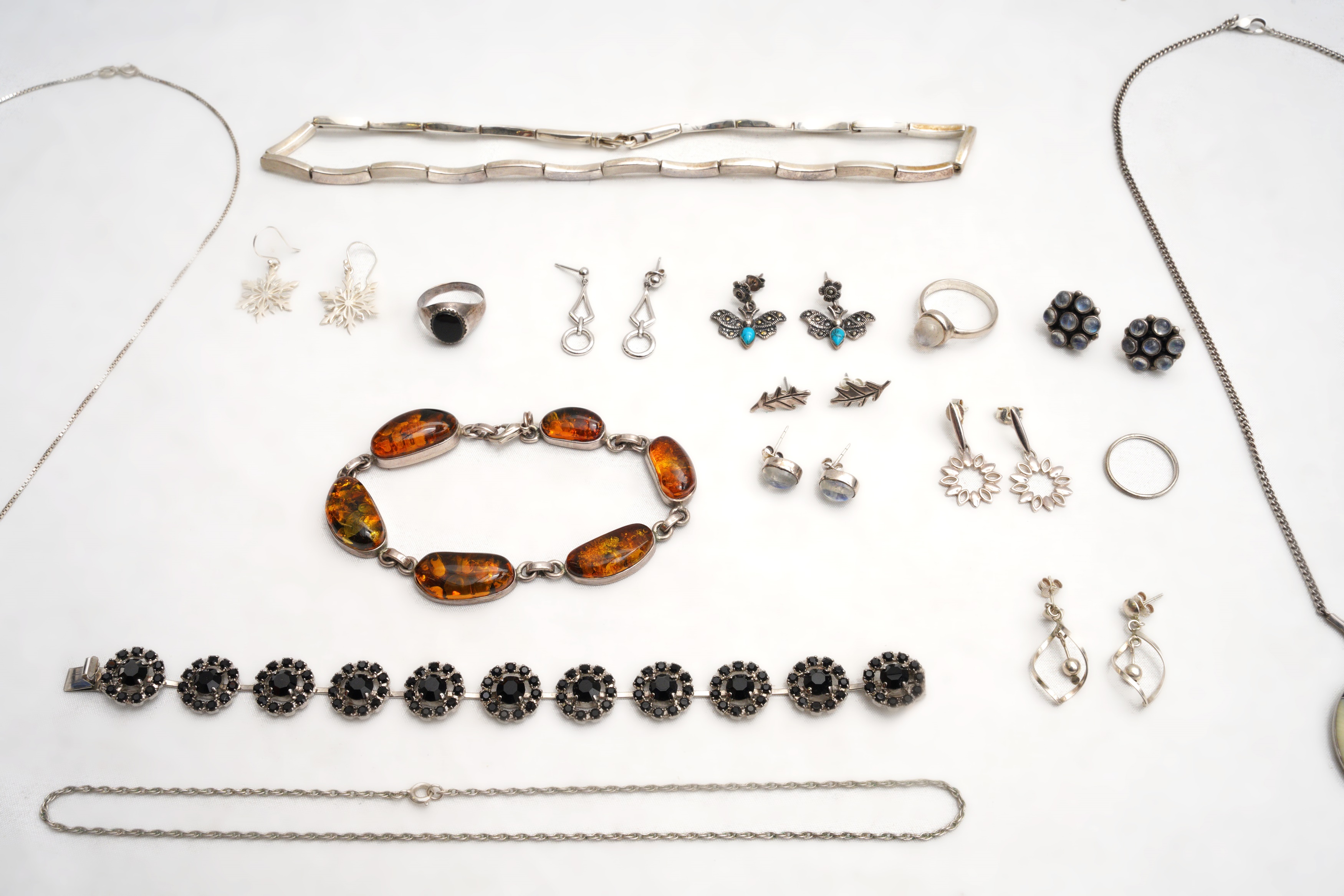 A GROUP OF SILVER AND COSTUME JEWELLERY - Image 2 of 2