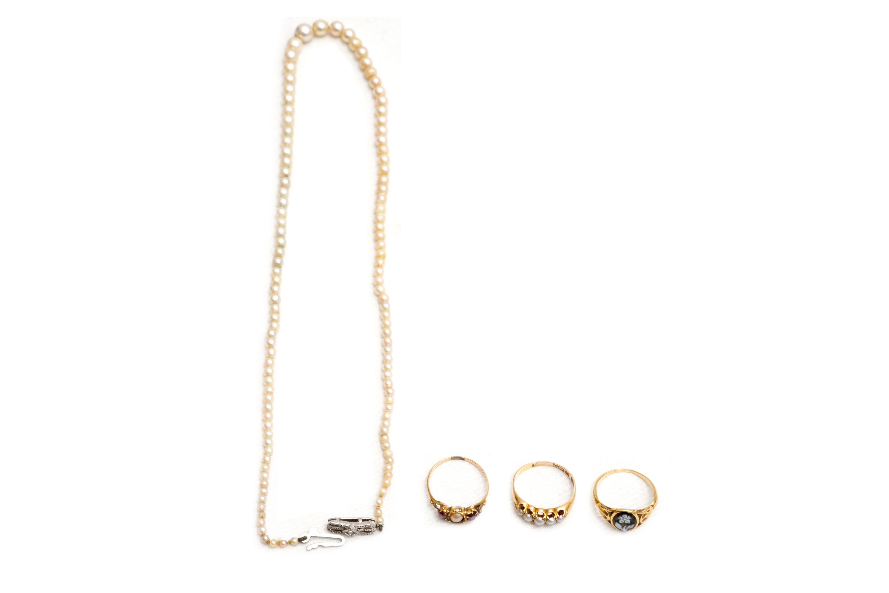 A GROUP OF THREE RINGS AND A PEARL NECKLACE - Image 2 of 2