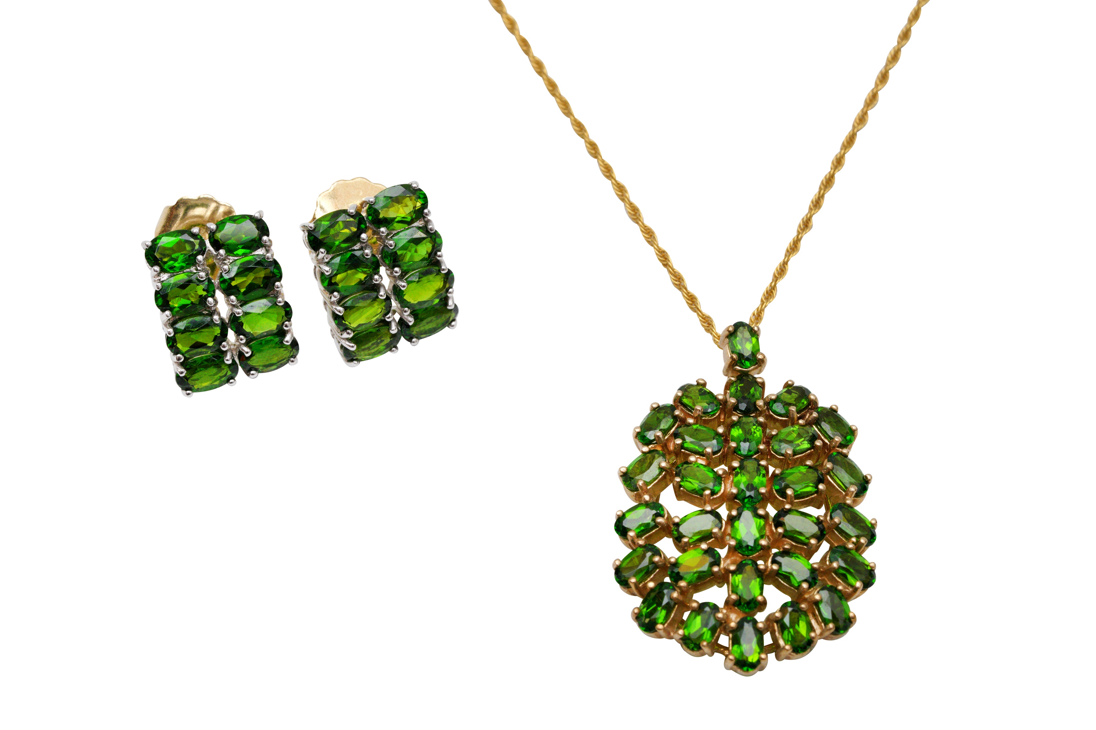 A 9CT GOLD DIOPSIDE PENDANT NECKLACE AND EARRINGS - Image 2 of 3