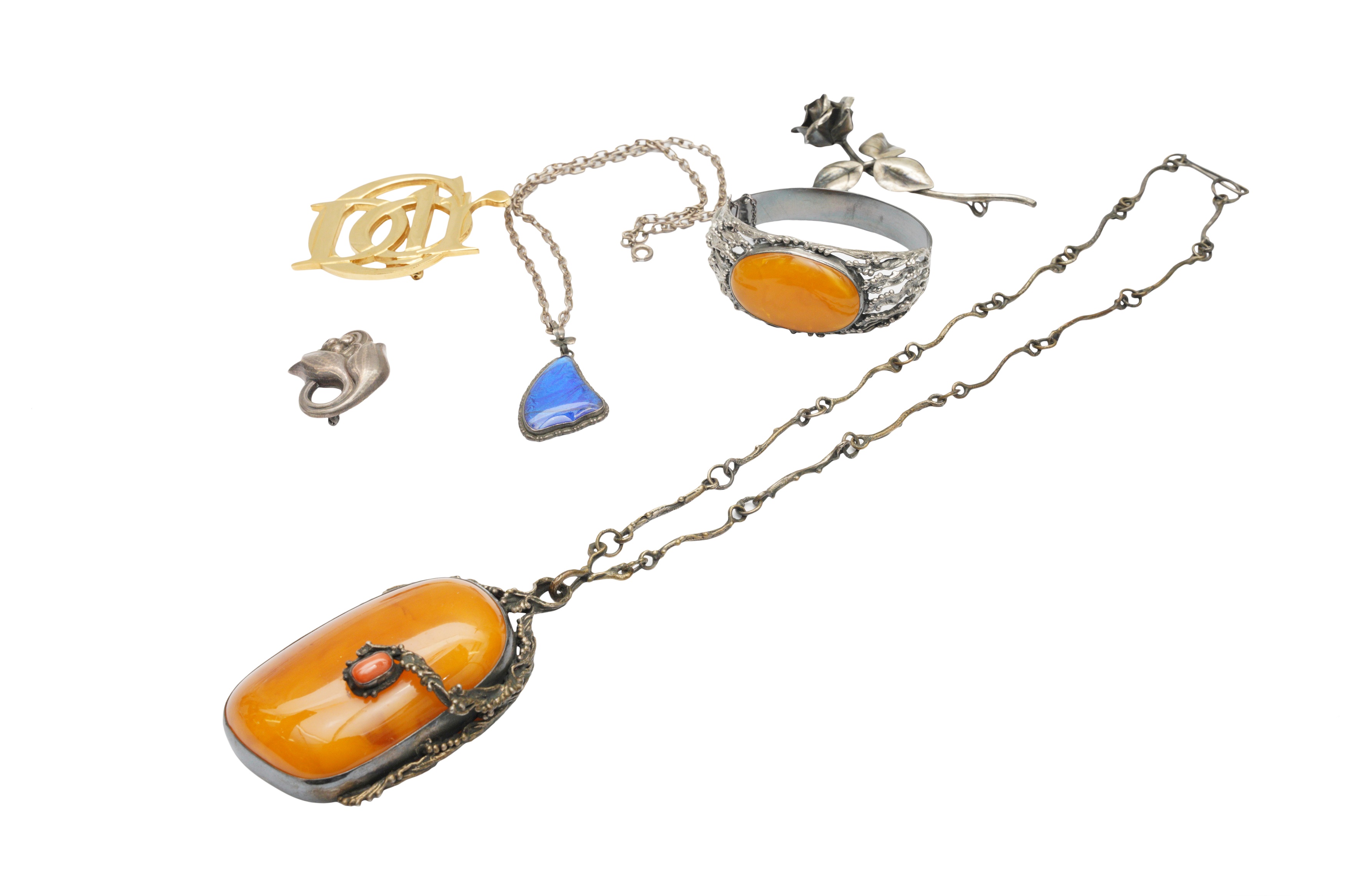 A GROUP OF SILVER AND COSTUME JEWELLERY - Image 4 of 4