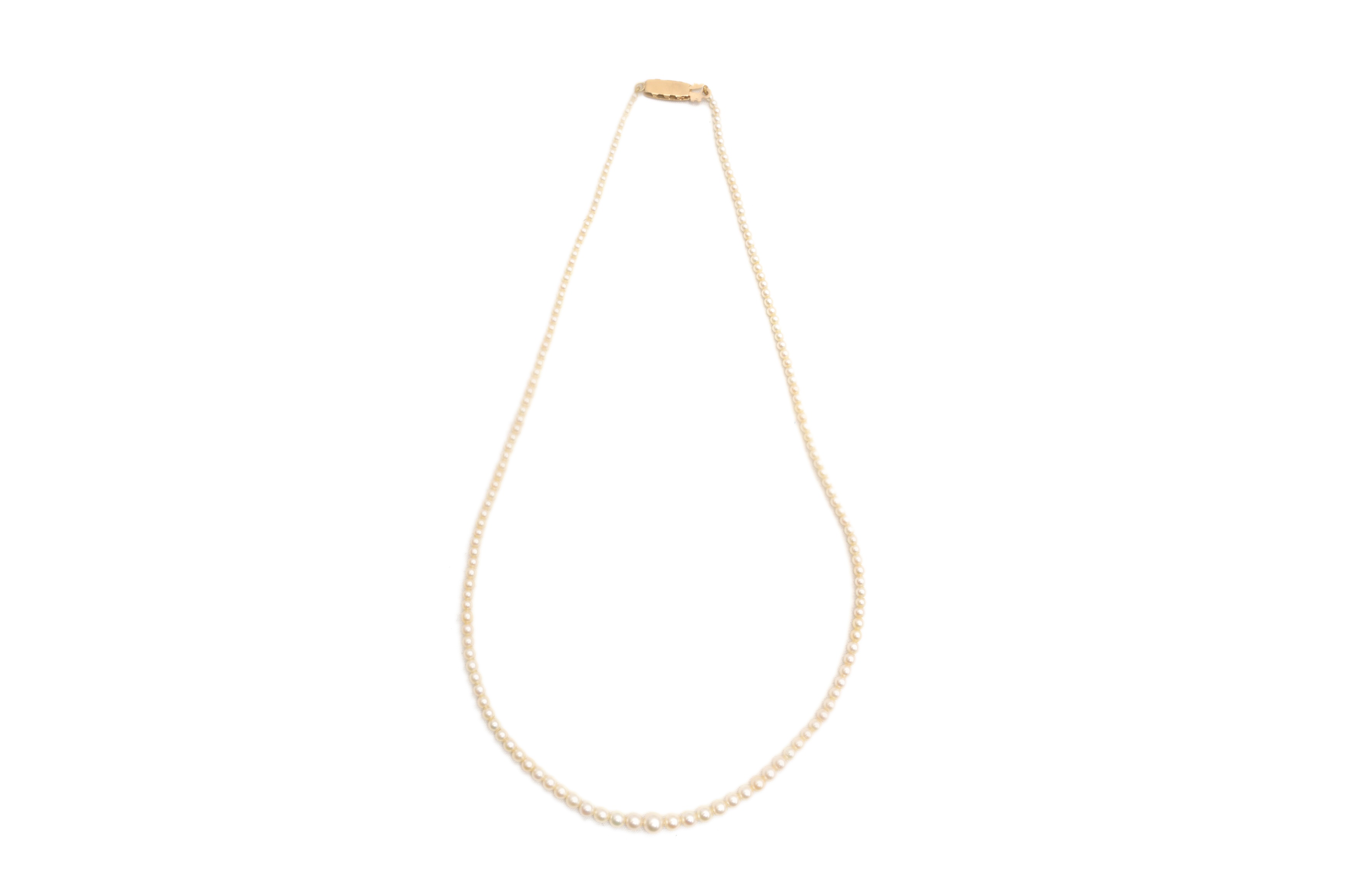 A PEARL GRADUATED NECKLACE