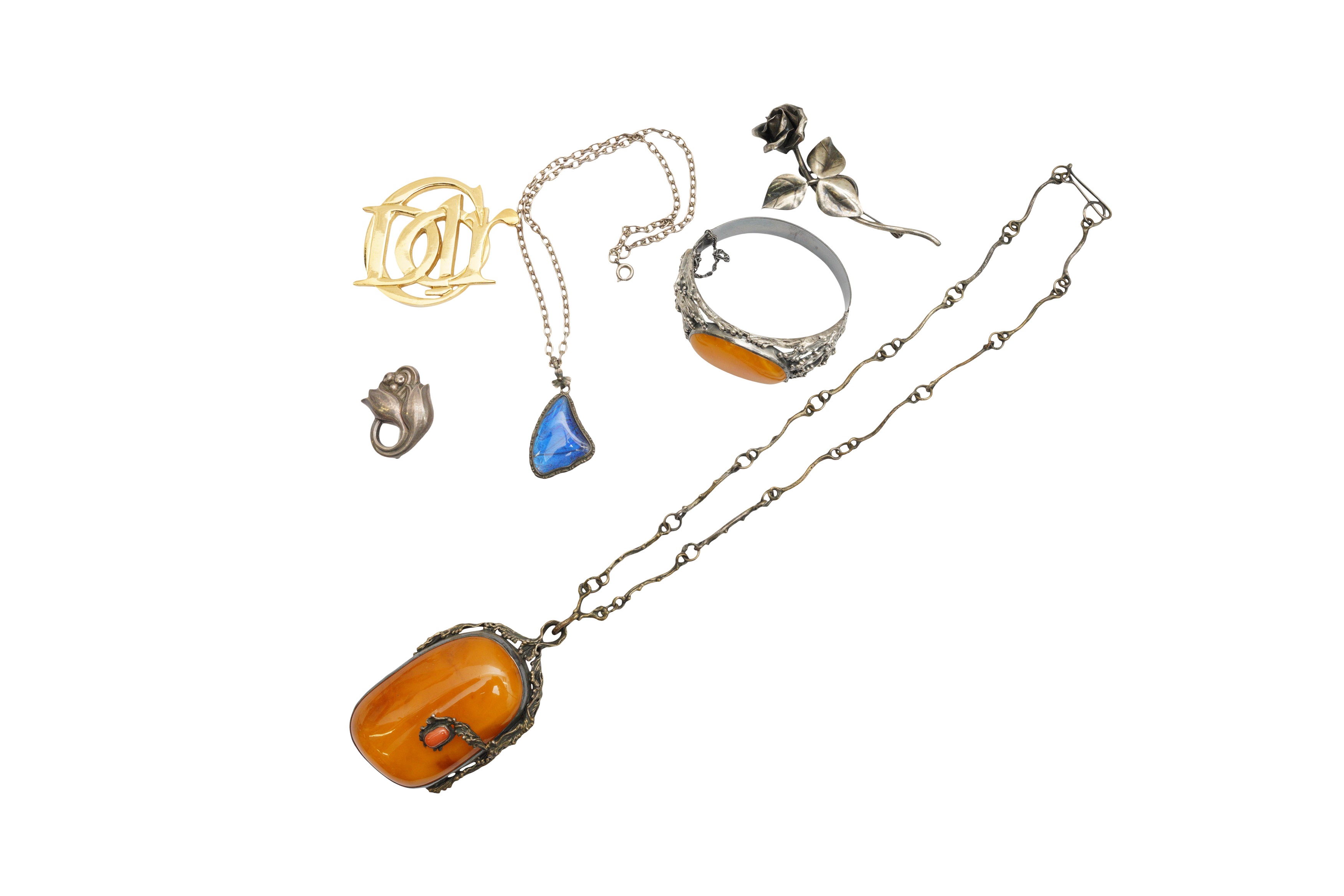 A GROUP OF SILVER AND COSTUME JEWELLERY - Image 3 of 4
