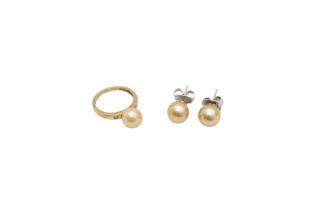 A YELLOW PEARL RING AND A PAIR OF EARRINGS