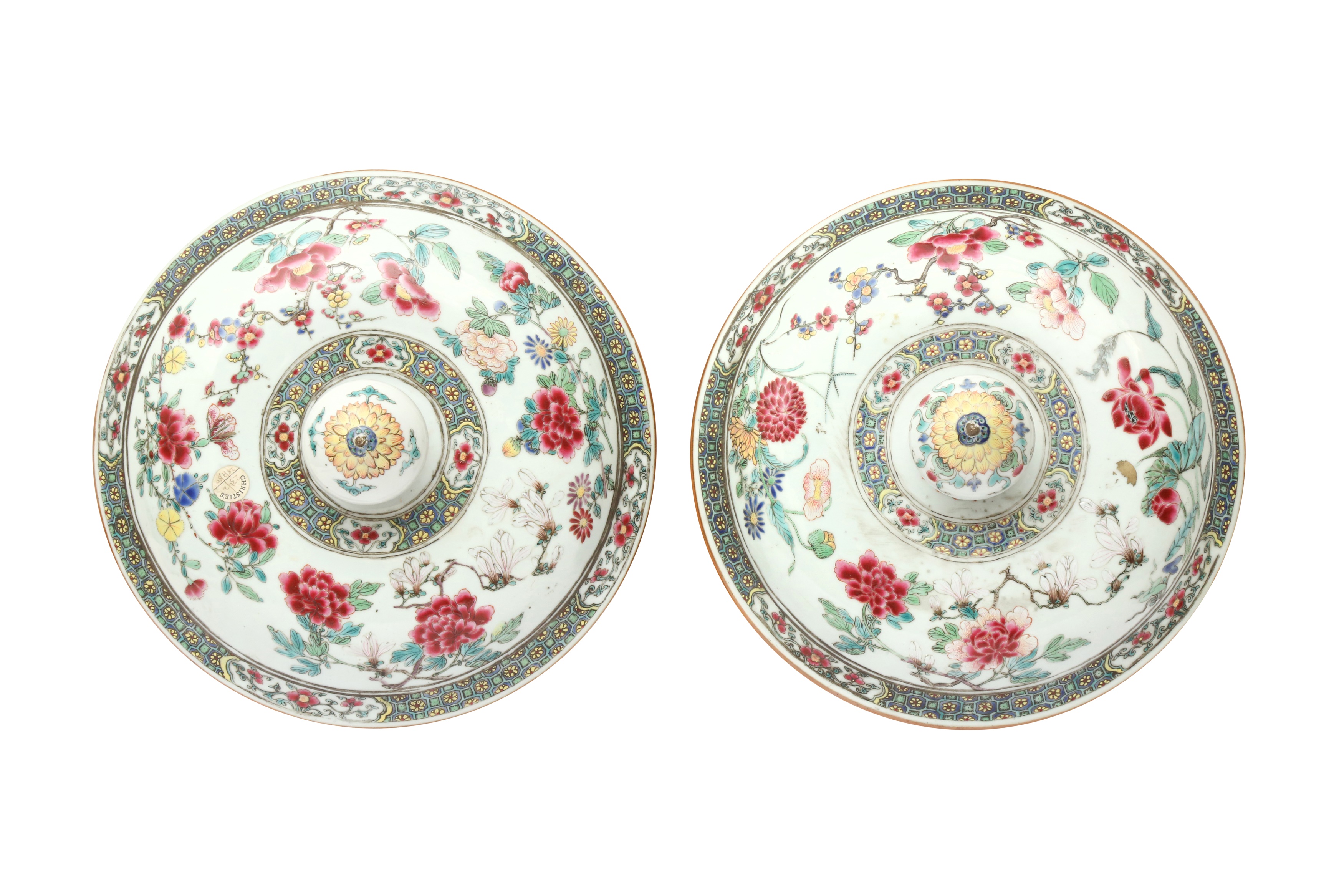 A PAIR OF LARGE CHINESE EXPORT FAMILLE-ROSE COVERS 清十八至十九世紀 外銷粉彩花卉蓋一對 - Image 2 of 2