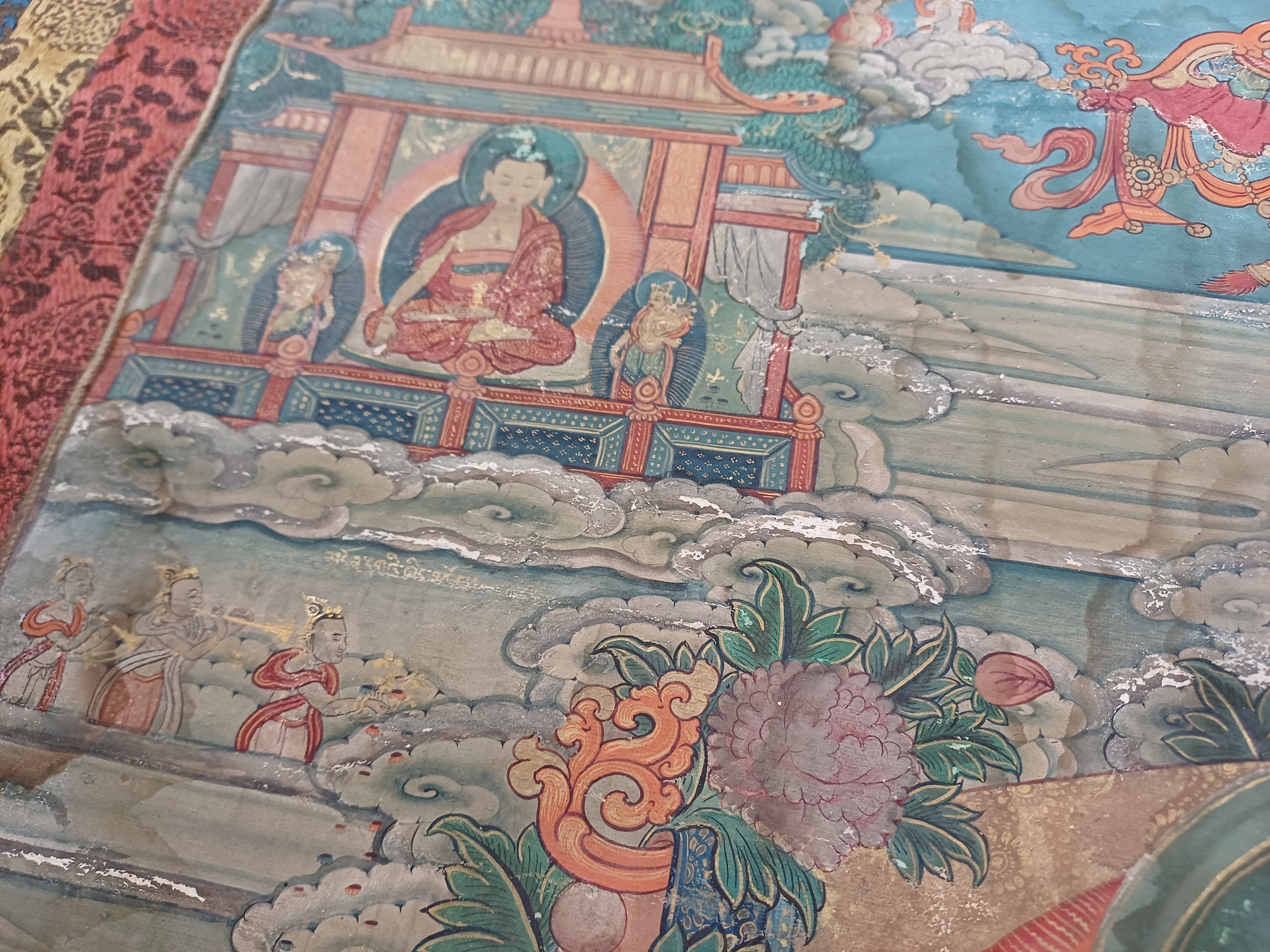 A TIBETAN PAINTED THANGKA OF BUDDHA SHAKYAMUNI 十八世紀 藏傳釋迦牟尼佛像唐卡 - Image 5 of 18