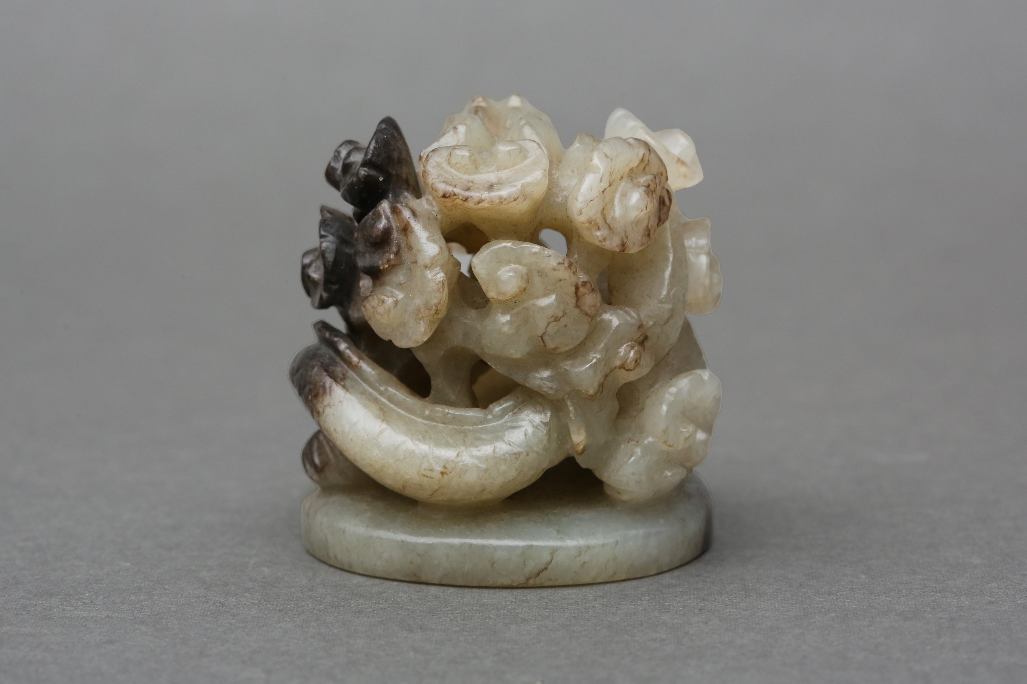 A CHINESE GREY AND BLACK JADE 'DRAGON AND LINGZHI' CARVING 元至明 灰玉雕龍及靈芝 - Image 3 of 20