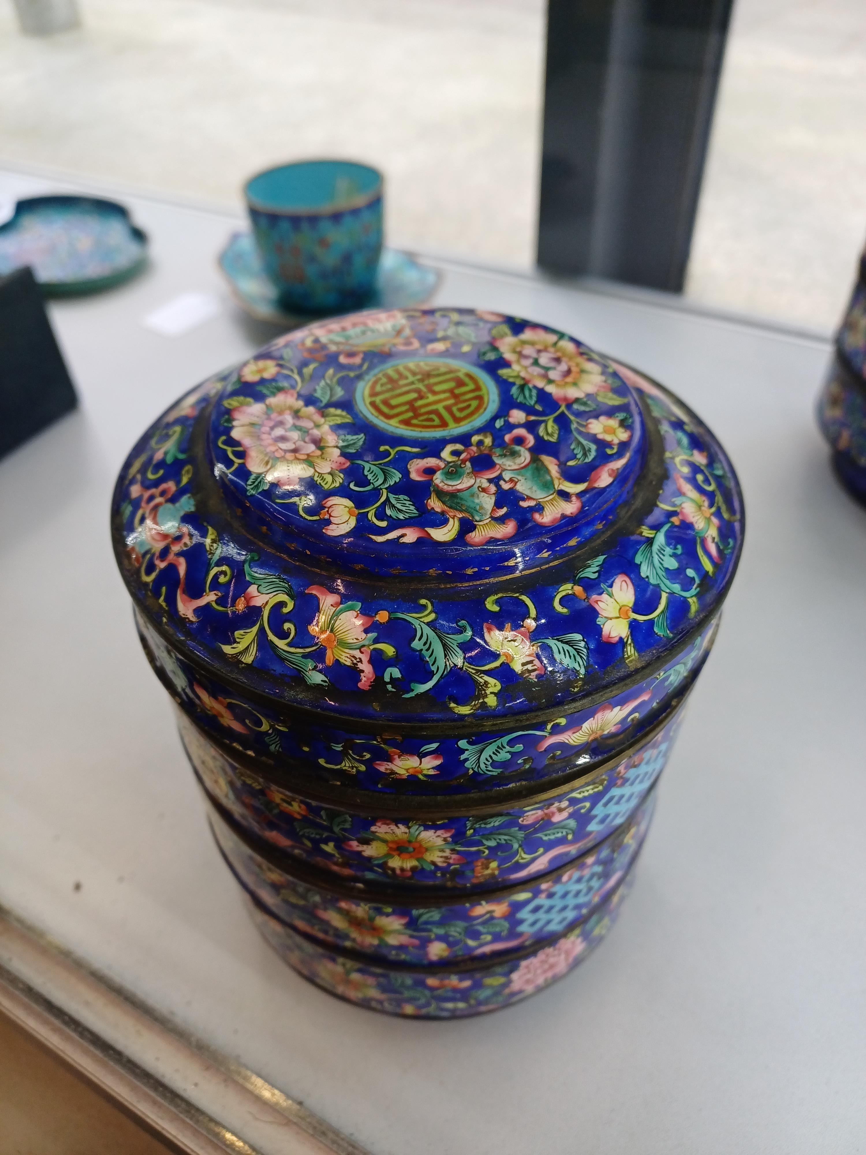 A GROUP OF CHINESE CANTON ENAMEL WARES 清十九世紀 廣東銅胎畫琺瑯纏枝蓮紋雜項 - Bild 17 aus 36