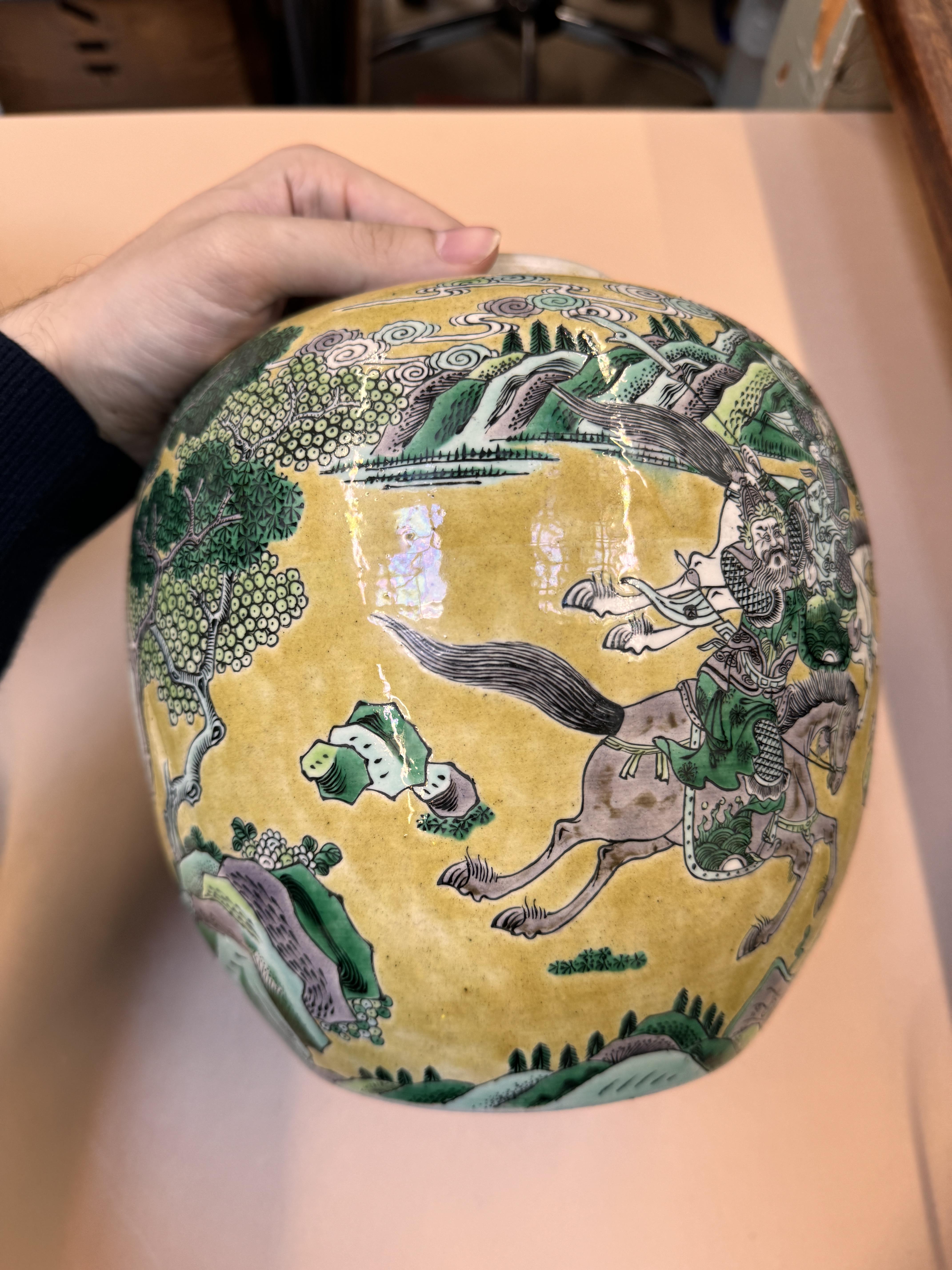 A PAIR OF CHINESE FAMILLE-JAUNE JARS AND COVERS 清十九世紀 三彩勇戰圖紋蓋罐一對 - Image 23 of 37