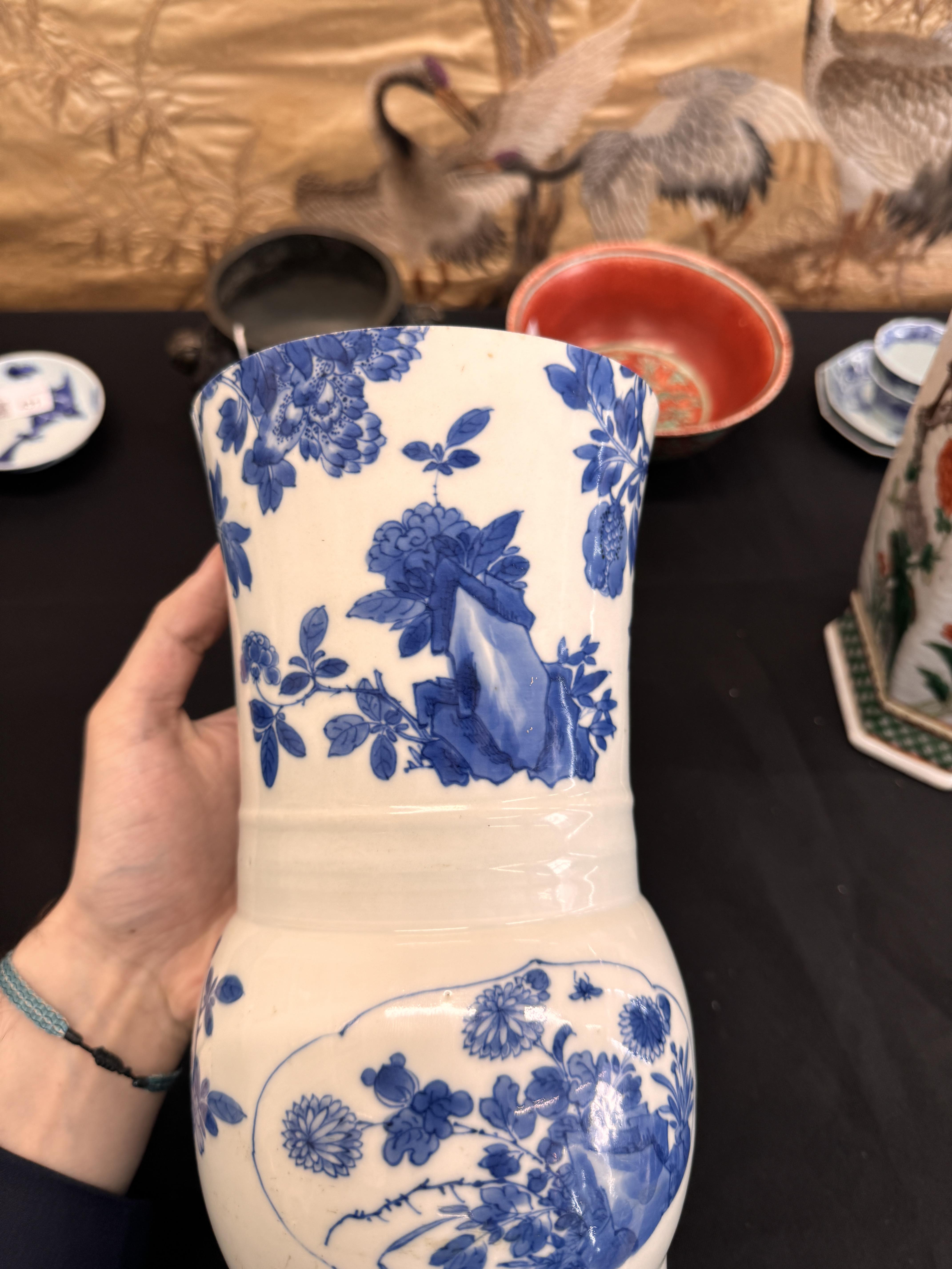 A CHINESE BLUE AND WHITE 'FLORAL' BEAKER VASE, GU 清康熙 青花開光花蟲圖花觚 《大清康熙年製》款 - Image 5 of 21