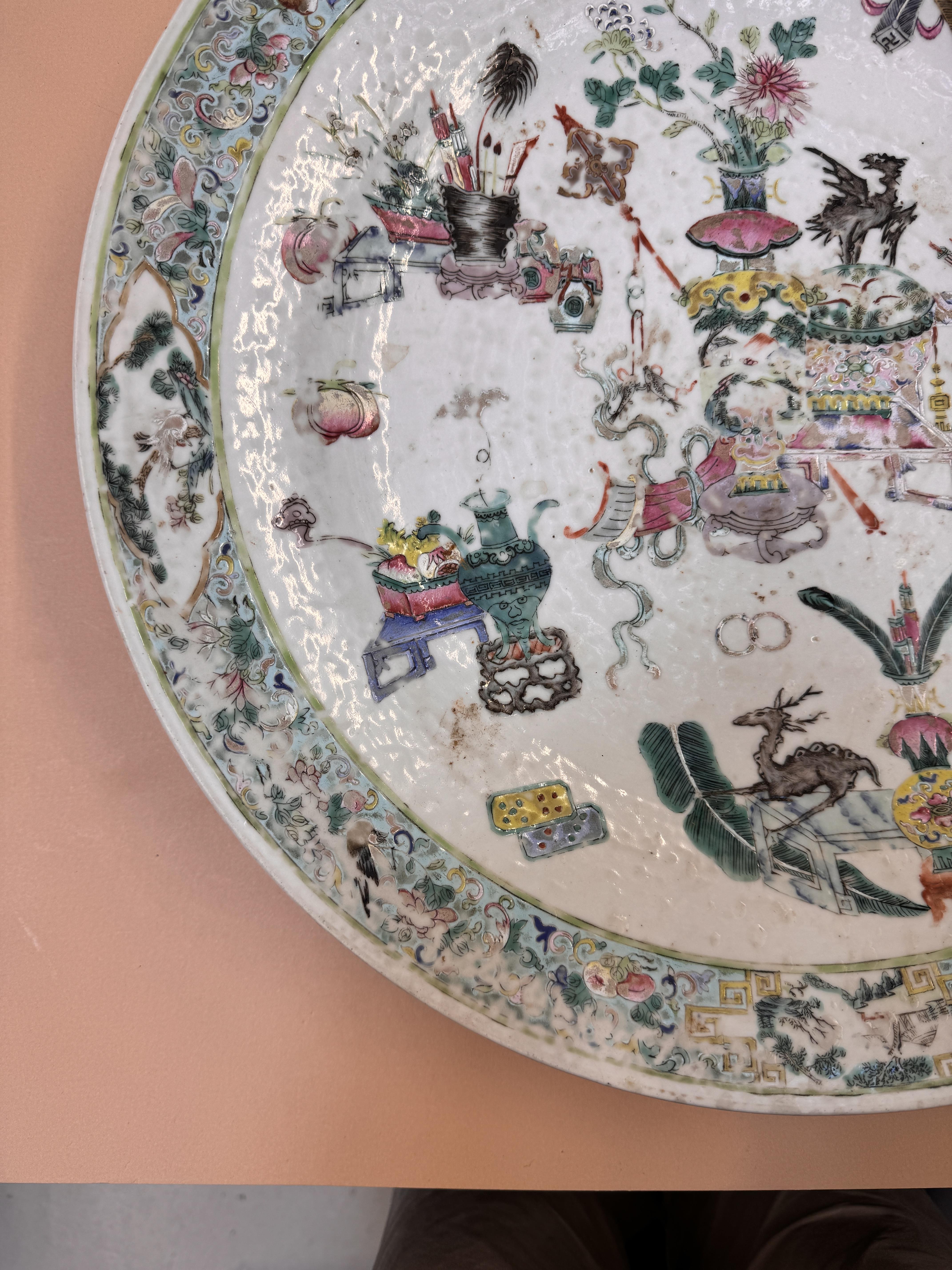 A LARGE CHINESE FAMILLE-ROSE 'HUNDRED ANTIQUES' CHARGER 清十九世紀 粉彩博古圖紋大盤 - Image 15 of 15