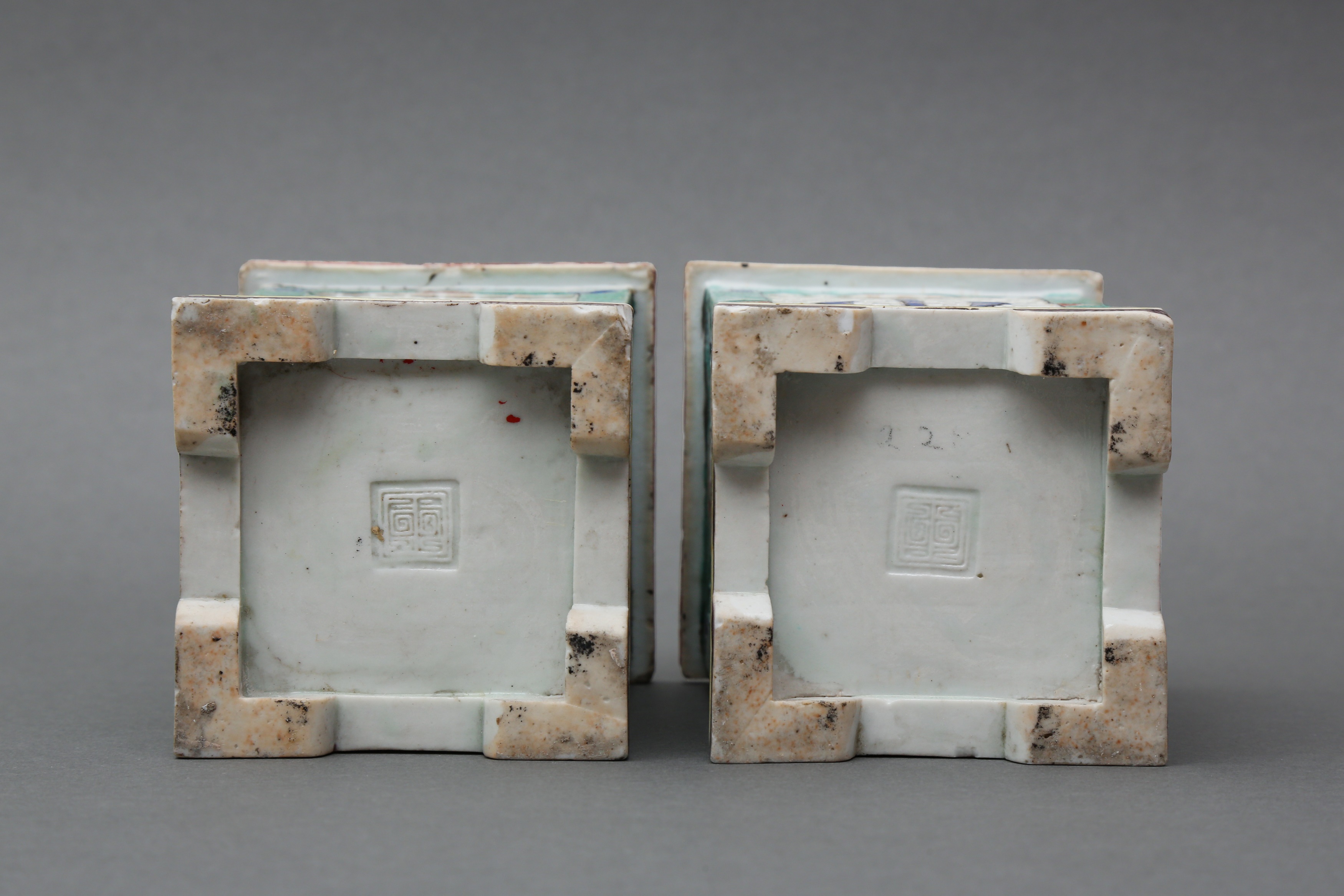 A PAIR OF RARE CHINESE FAMILLE-VERTE BISCUIT OPENWORK BRUSHPOTS, BITONG 清康熙 蘇三彩文章三斗方筆筒一對 - Image 3 of 21