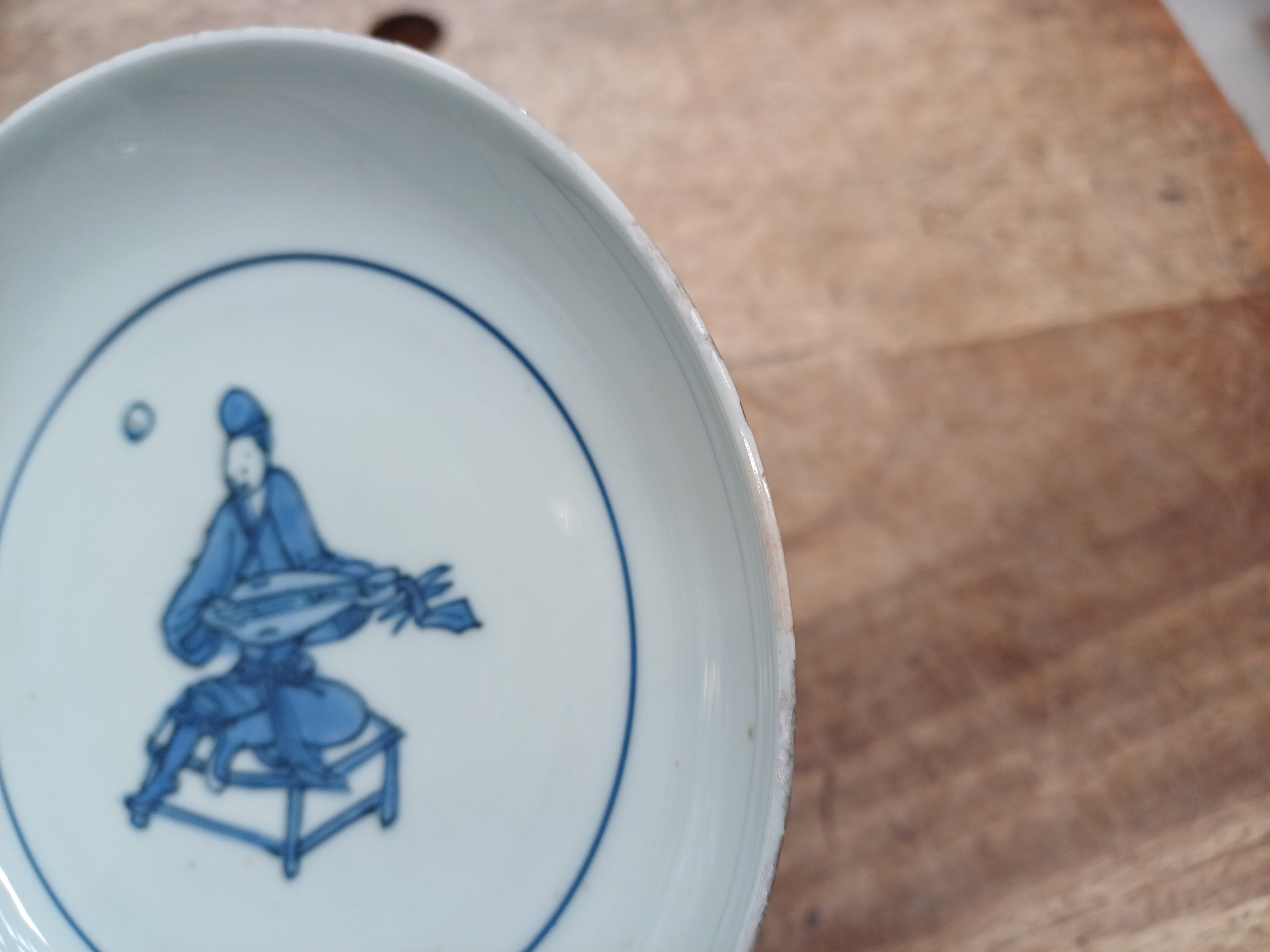 A CHINESE BLUE AND WHITE 'MUSICIAN' DISH 晚明或過渡期 青花樂人盤 - Image 7 of 14