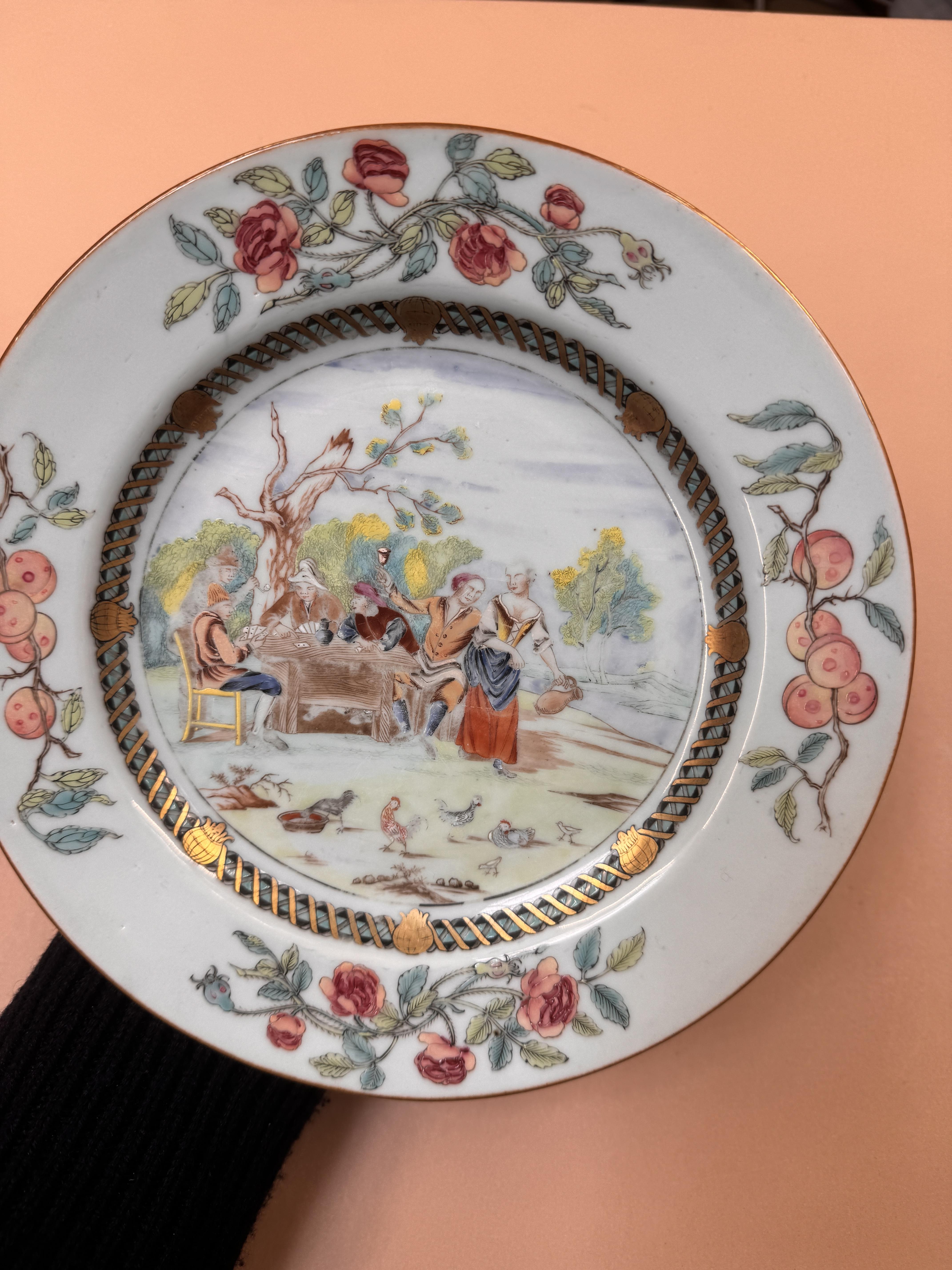 A CHINESE EXPORT FAMILLE ROSE 'CARD PLAYERS' DISH AFTER DAVID TENIERS 清乾隆 十八世紀 約 1740年 外銷粉彩繪西洋人物故事圖紋 - Image 16 of 17