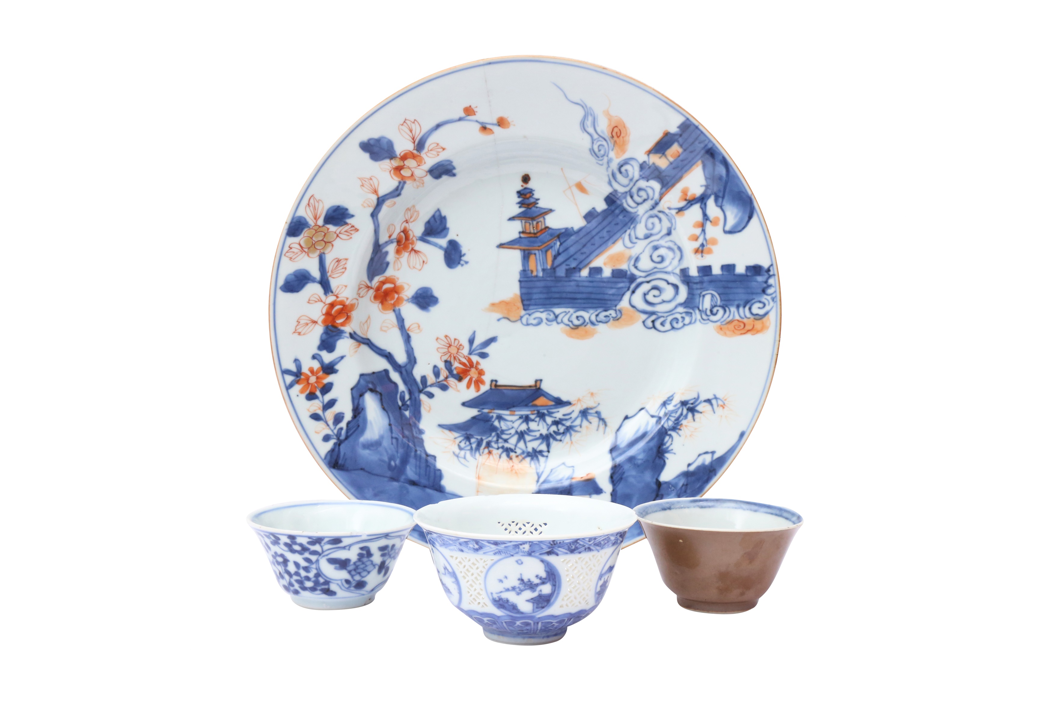 A CHINESE RETICULATED BLUE AND WHITE 'LINGLONG' TEA BOWL AND THREE EXPORT CERAMICS 清 崇禎至十八世紀 青花玲瓏盌及外