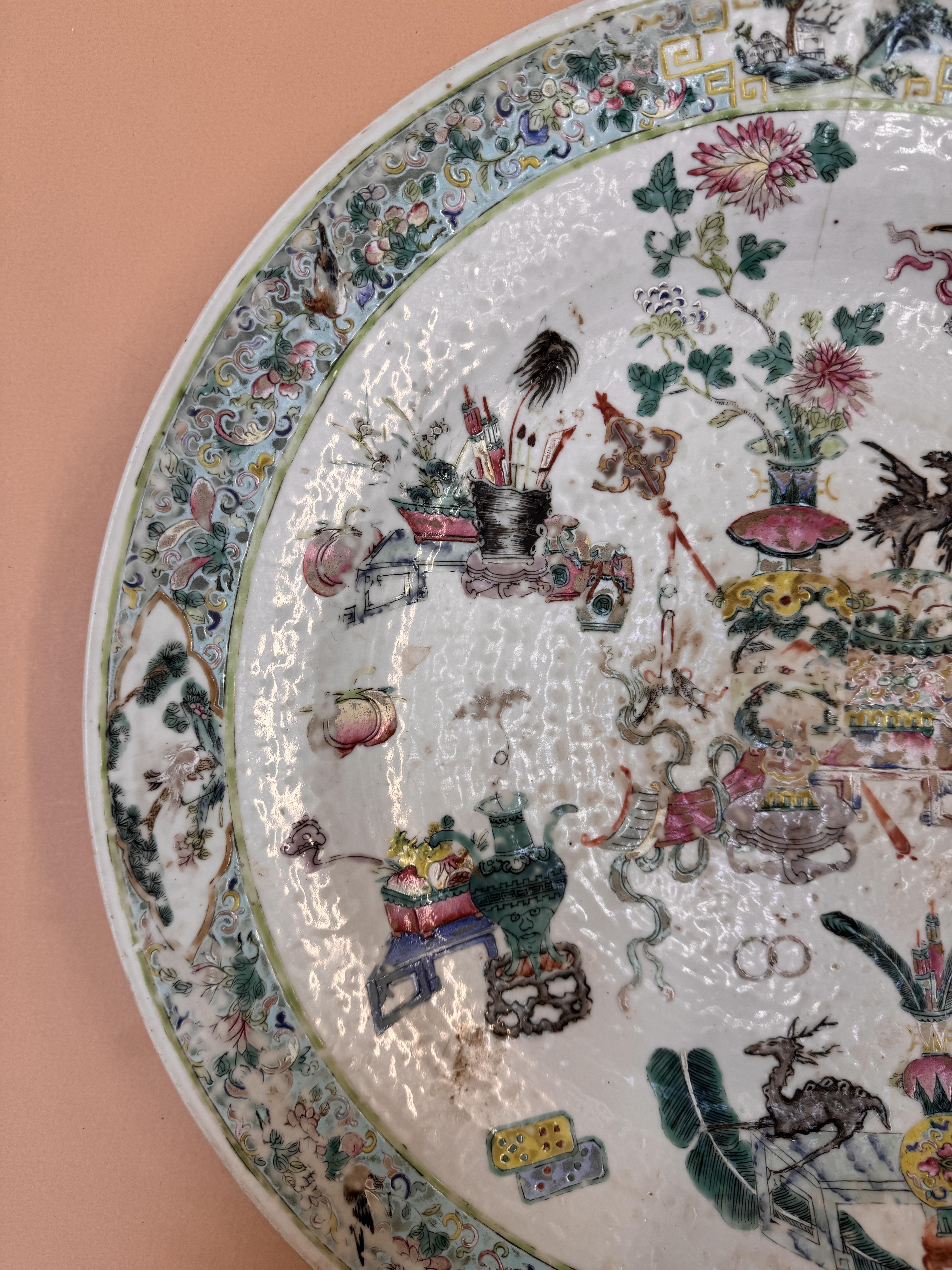 A LARGE CHINESE FAMILLE-ROSE 'HUNDRED ANTIQUES' CHARGER 清十九世紀 粉彩博古圖紋大盤 - Image 5 of 15