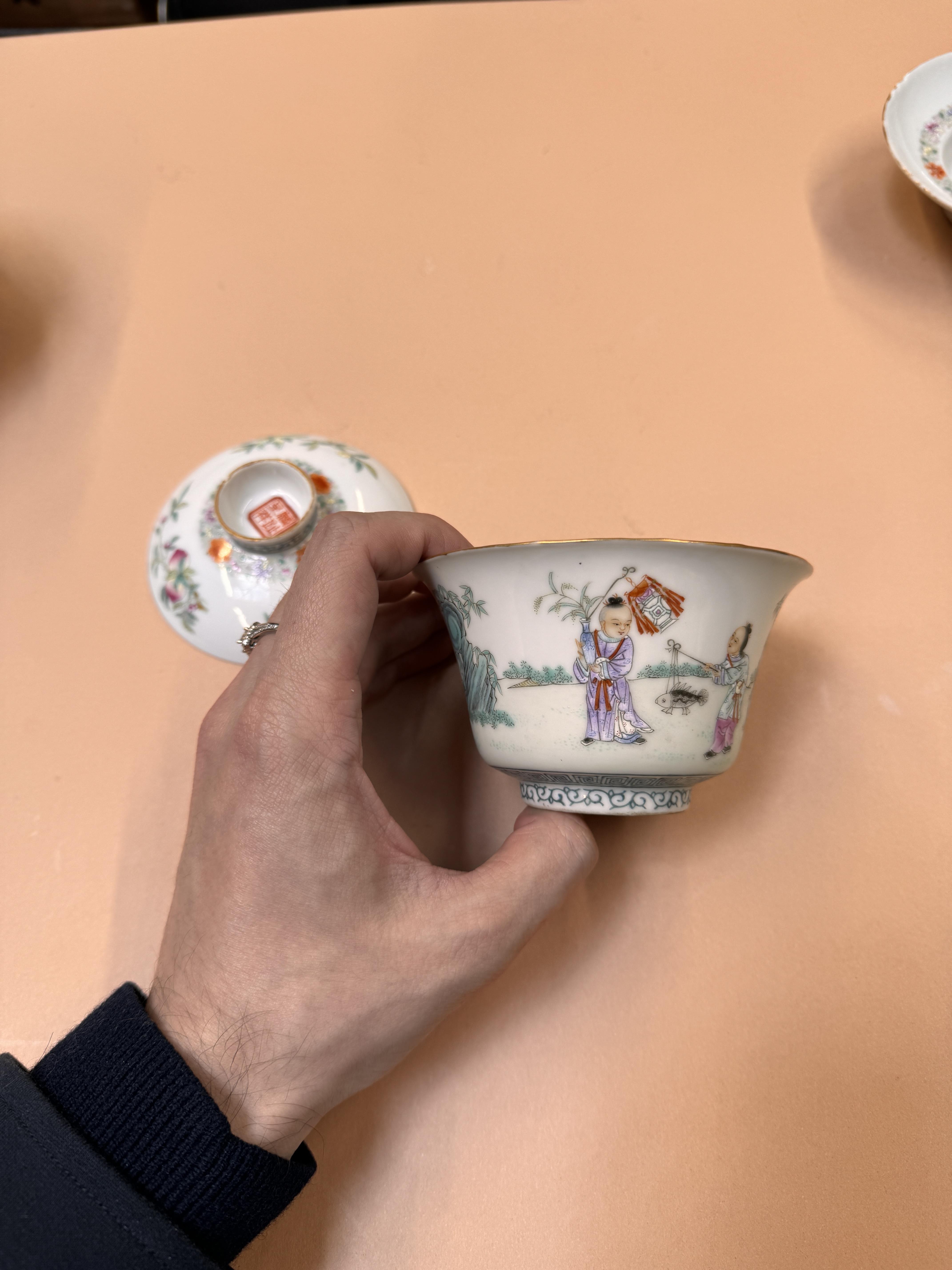 A PAIR OF CHINESE FAMILLE-ROSE CUPS, COVERS AND STANDS 民國時期 粉彩嬰戲圖蓋盌一對 《麟指呈祥》款 - Image 41 of 44