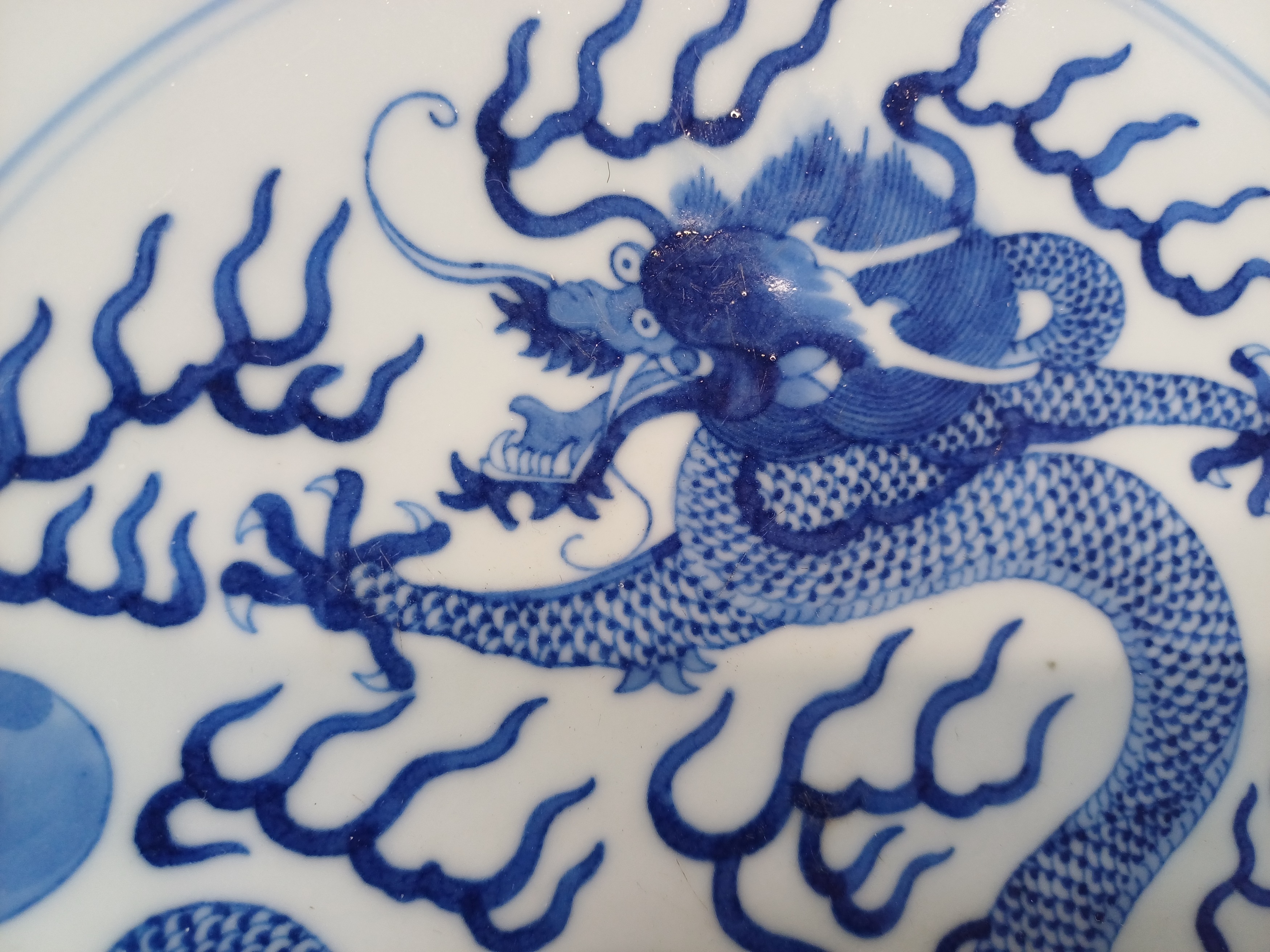 A CHINESE BLUE AND WHITE 'DRAGON' DISH 清道光 青花雲龍趕珠紋盤 《大清道光年製》款 - Image 15 of 15