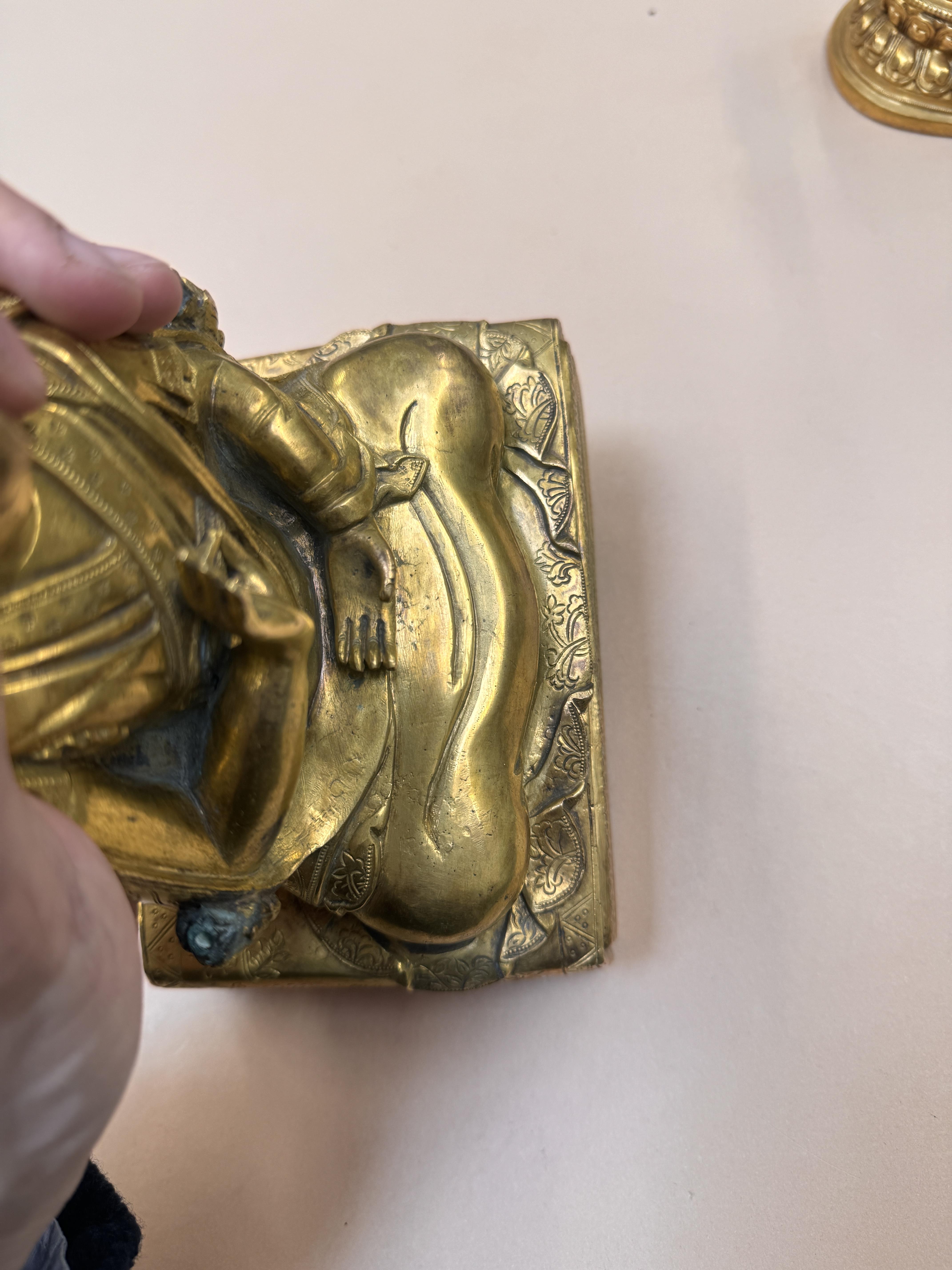 A SINO-TIBETAN GILT BRONZE FIGURE OF THE THIRD CHANGKYA HUTUKTU, ROLPAI DORJE 清十八世紀 銅鎏金三世章嘉呼圖克圖若必多吉坐 - Image 12 of 23